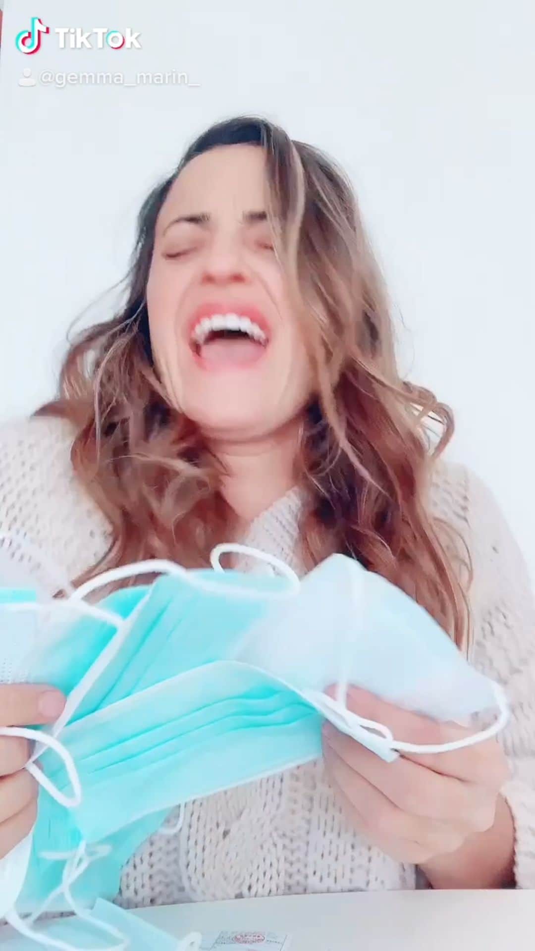 ジェマ・マリンのインスタグラム：「What Do you think? 😂😅 The song says “Can’t wait to stop seeing you 🎶”   #queganasdenovertenuncamas #byebye2020 #queseacabeestoya   Que opináis? 😂😅」