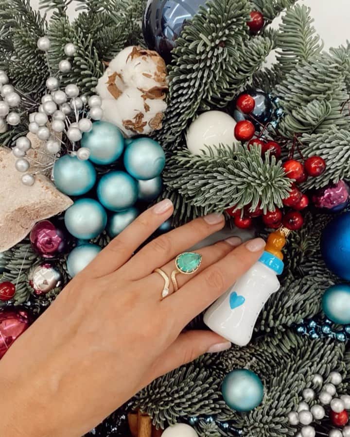 Nataly Osmannのインスタグラム：「Make your wishes come true... wearing my powerful amulet by @parure.at . Exploring a new universe.  Пусть все мечты сбываются. Не расстаюсь со своим изумрудным амулетом @parure.at  Познаём новую вселенную 🍼 А ещё хотела поделиться легендой о любимом Ганеше: это бог мудрости и благополучия в Индуизме. И весь материально-иллюзорный мир находится под его покровительством.  Однажды со своим братом он участвовал в состязании за право охранять весь мир. Перед ними была поставлена задача как можно быстрее обойти всю Вселенную, и тот, кто сделает это первым, победит. Ганеша обошёл вокруг своих родителей, олицетворяющих Вселенское мироздание, пояснив, что этот мир форм и есть проявление высших энергий, источником всего во Вселенной. А его брат тем временем спешил преодолеть бесконечные расстояния космического пространства, показывающего мир иллюзий и бытия, в котором мы живем. Нет смысла искать истину далеко вовне, когда она всегда рядом. Истина хранится в душе каждого из нас, так проявляется бог, найти ответы на все свои вопросы мы можем лишь обратив взор внутрь, в глубины своего сознания.」