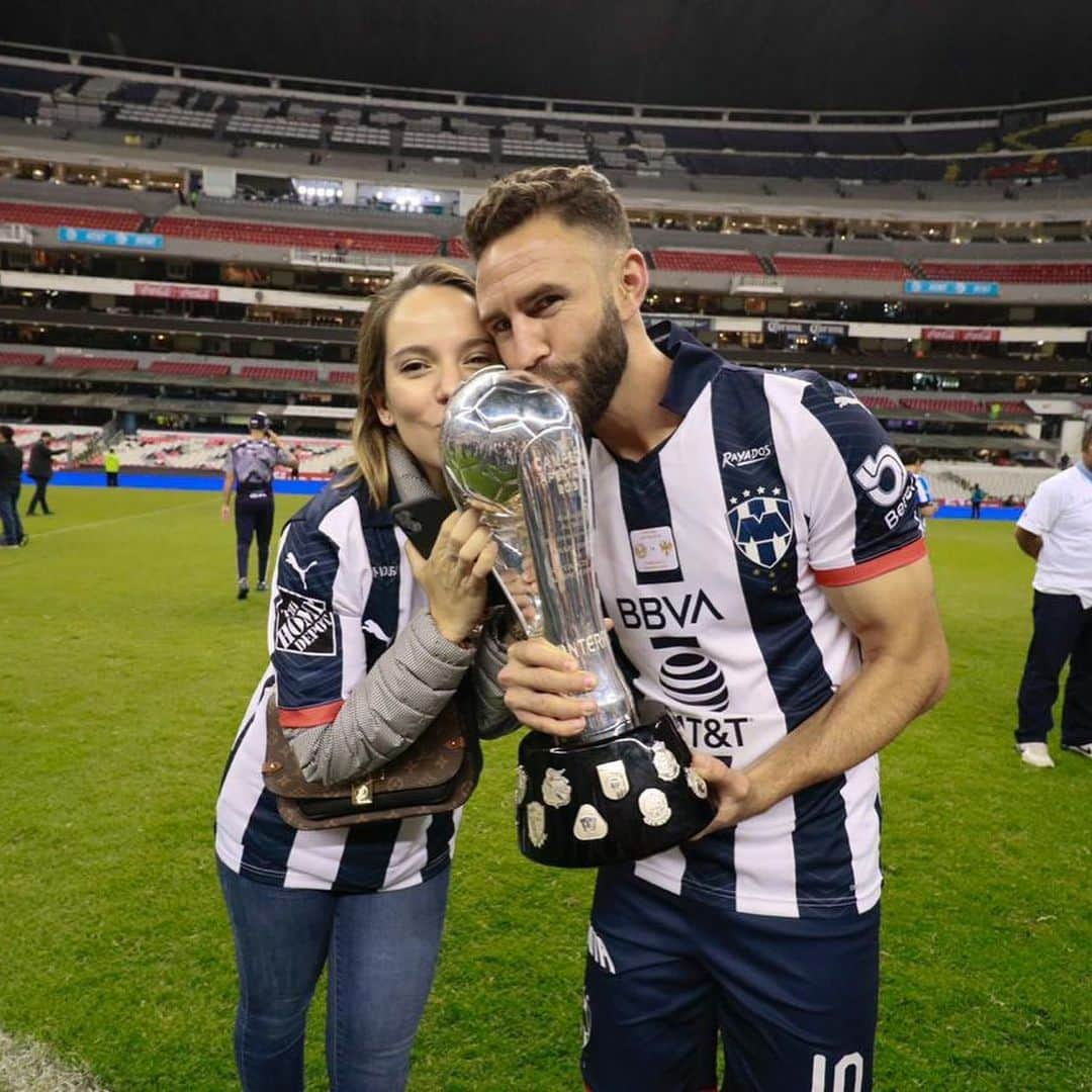 ミゲル・ラジュンのインスタグラム：「A 1 año de este momento... 🥰🏆🏅💪🏻  #TB #champion #campeones #Rayados」