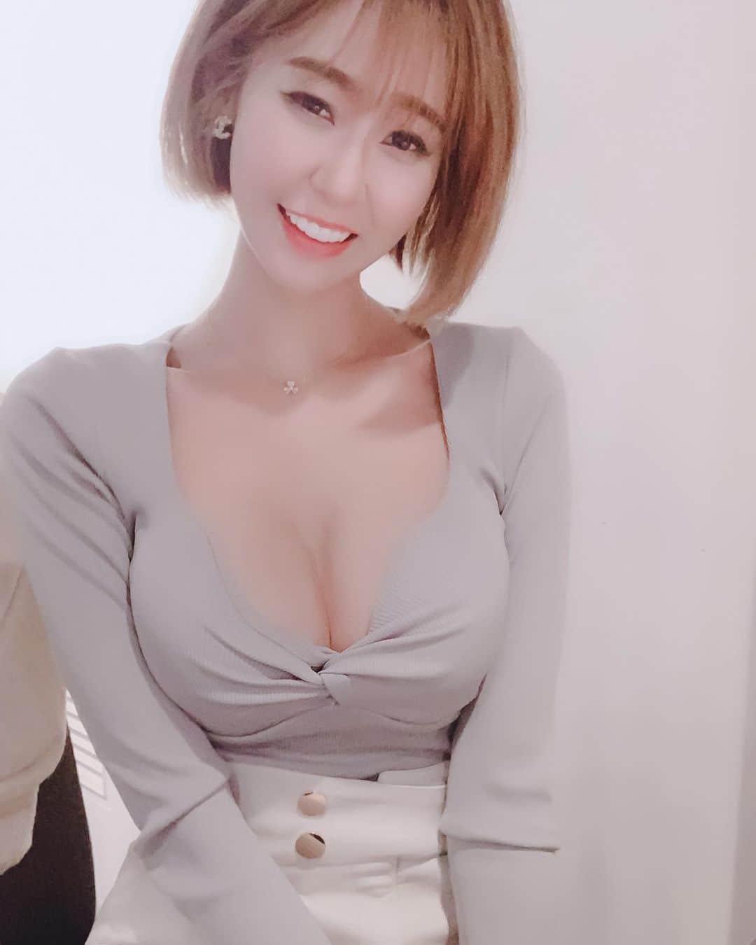 小雪（Winnie）のインスタグラム：「1-2-3-4💕 好東西喜歡跟人分享 但更好的只想私藏 . . 比如你 😊  #喜歡#留言#收藏  愛吃又想瘦 代謝好幫手 餐餐幾乎都要有白飯 沒有你，怎麼行  . 我自己習慣餐後吃2顆瘦瘦 餐前30分鐘能增加飽足感  我常忘記，2者效果都是一樣的 . #長時間服用打造易瘦體質 #加快新陳代謝  #幫助燃燒🔥 #阻隔分解排除油脂」