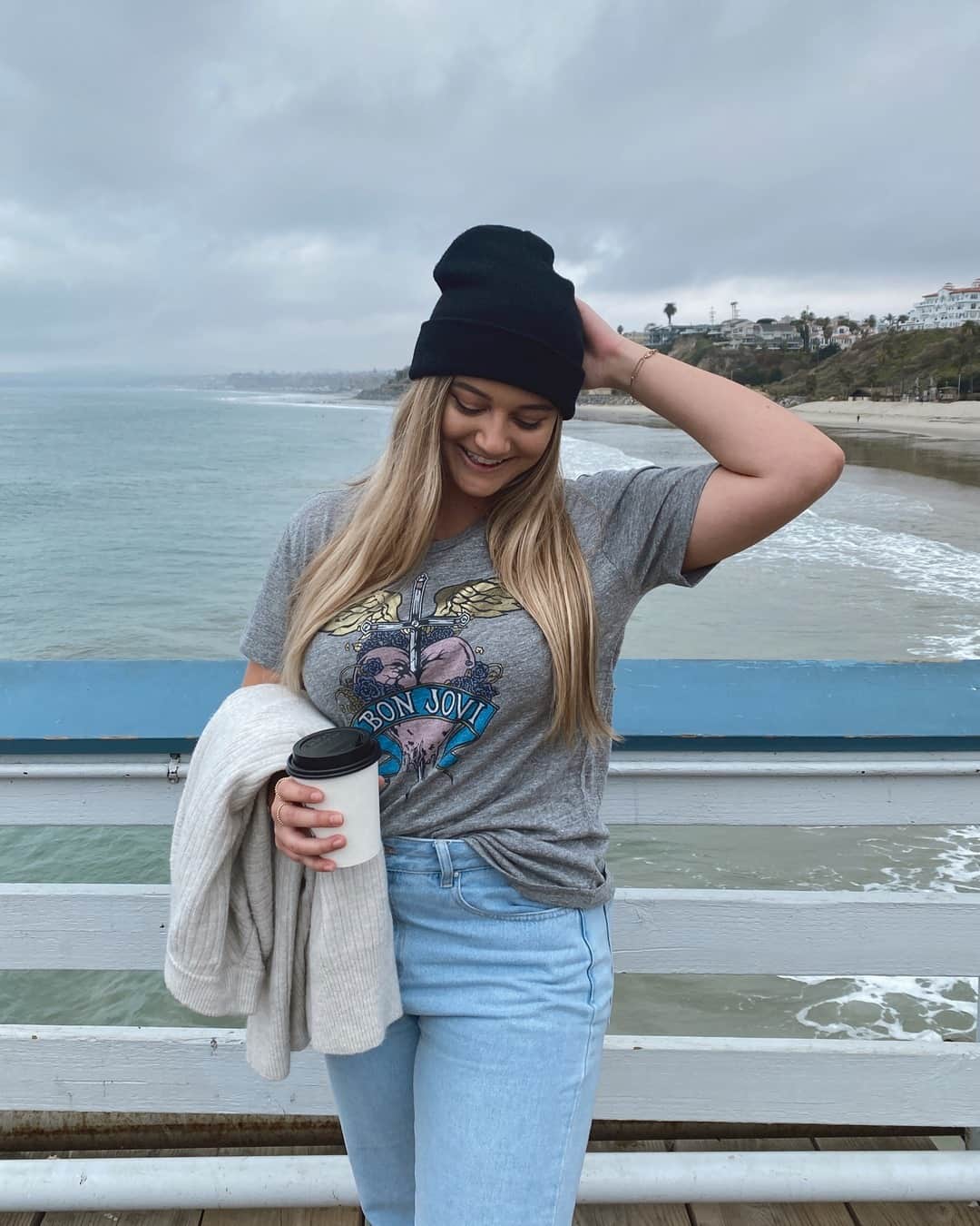のインスタグラム：「How to make a gloomy day better:⠀ ⠀⠀⠀⠀⠀⠀⠀⠀ -good cup of coffee ⠀⠀⠀⠀⠀⠀⠀⠀⠀ -cute & comfy outfit ⠀⠀⠀⠀⠀⠀⠀⠀⠀ -getting out in nature ⠀⠀⠀⠀⠀⠀⠀⠀⠀ -doing something to make yourself happier🌞⠀⠀⠀⠀⠀⠀⠀⠀⠀ @sageoliviablog #chaserbrand #bonjovi #graphictee #bandtee #winterstyle #winteroutfitinspo #socalwinter #californiawinter #graphictshirt」