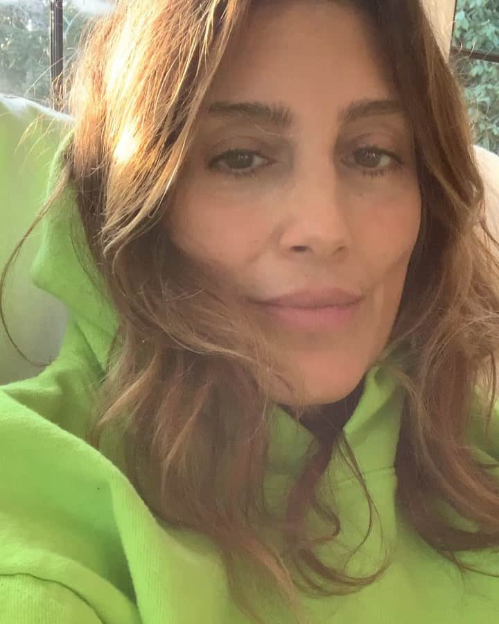 ジェニファー・エスポジートのインスタグラム：「It’s almost over-2020. I feel the need for a deep deep cleanse. Sage, fire, dip in the ocean, cleaning, what else?  Drop suggestions on what you are doing to wash this scary, draining, life altering year off of you??  Stay safe.」