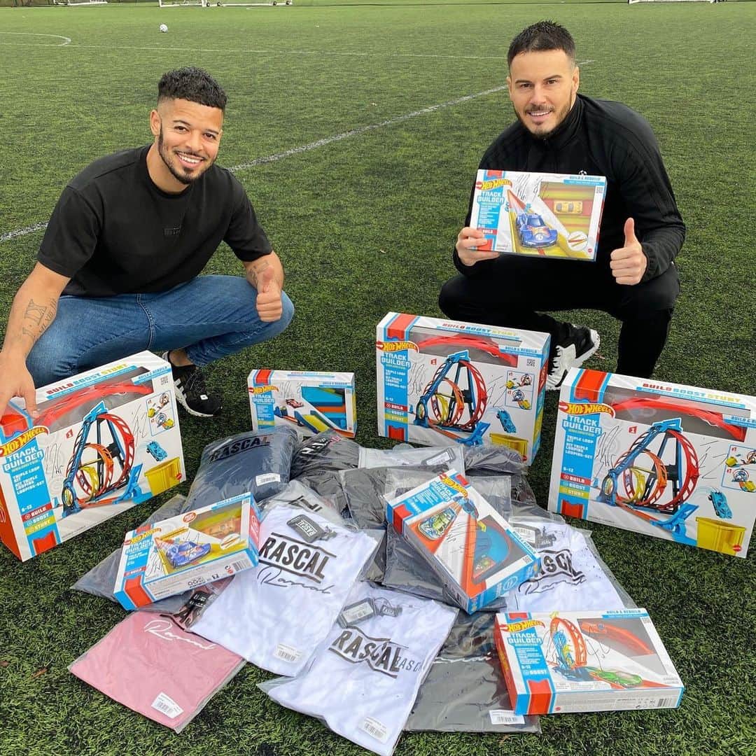 F2Freestylersのインスタグラム：「🚘 HOT WHEELS GIVEAWAY 🚘  We have teamed up with @hotwheelsofficial and @entertainer_toys to give you a chance to win a Hot Wheels and @rascal_clothing bundle signed by us - PLUS a personalised video message from us to you! 🎥🗣 Head over to @entertainer_toys to enter and for T&C’s. Good luck! 🏎💨 #ad」