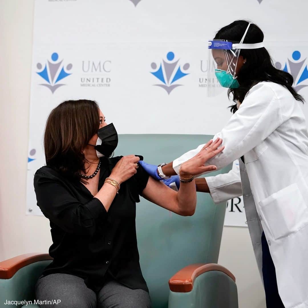 ABC Newsさんのインスタグラム写真 - (ABC NewsInstagram)「Vice President-elect Kamala Harris thanks nurse Patricia Cummings after receiving the Moderna COVID-19 vaccine at United Medical Center in Washington, D.C.」12月30日 1時40分 - abcnews