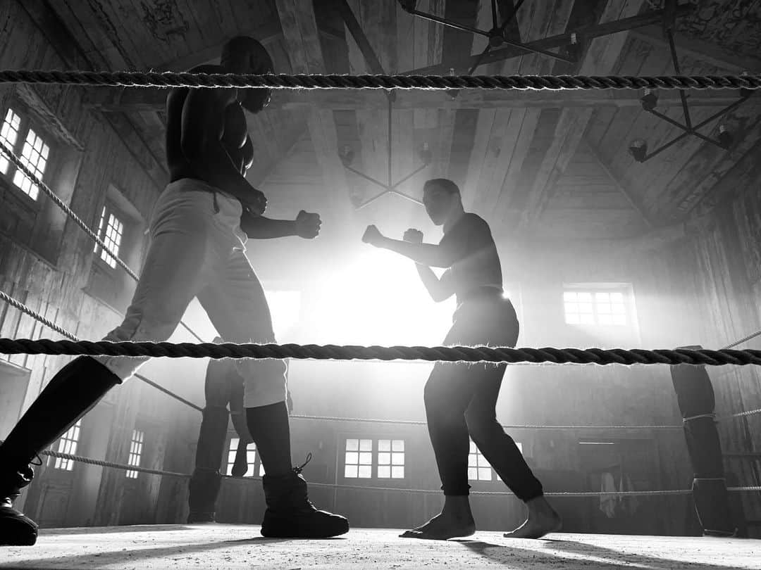 トム・ベリカのインスタグラム：「Took this during a rehearsal with @regejean and @martinz7  Inspired by one of my favorite films. #directorsPOV @bridgertonnetflix @shondaland #bridgertonnetflix  @netflix」
