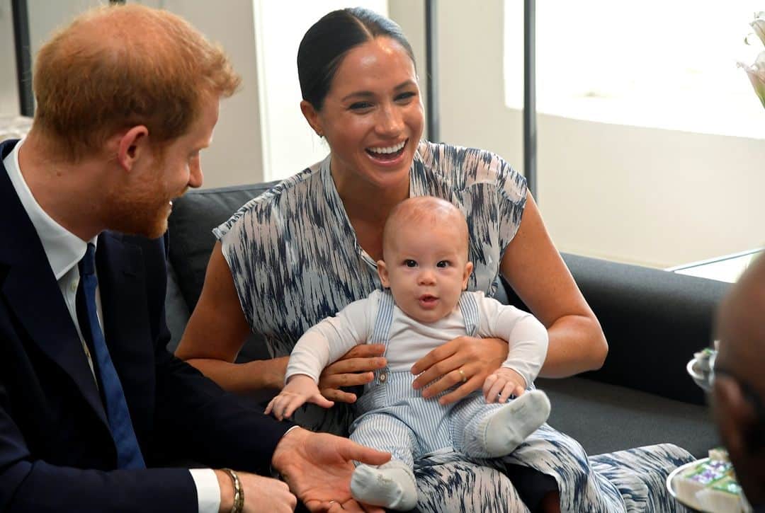 E! Onlineさんのインスタグラム写真 - (E! OnlineInstagram)「Look who's talking! Meghan Markle and Prince Harry's baby boy Archie made a surprise cameo on his parent's podcast—Link in bio to hear him speak for the first time. (📷: Getty Images)」12月30日 1時45分 - enews