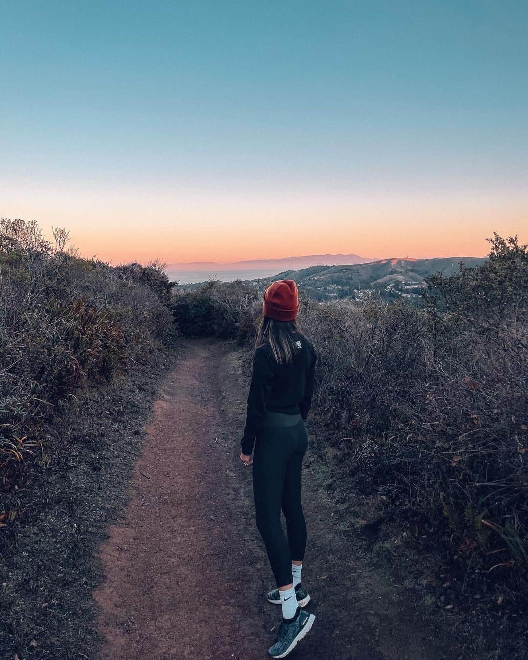 ジェイミー・チャンのインスタグラム：「5 mile sunrise hike. T minus 3 days till 2021」
