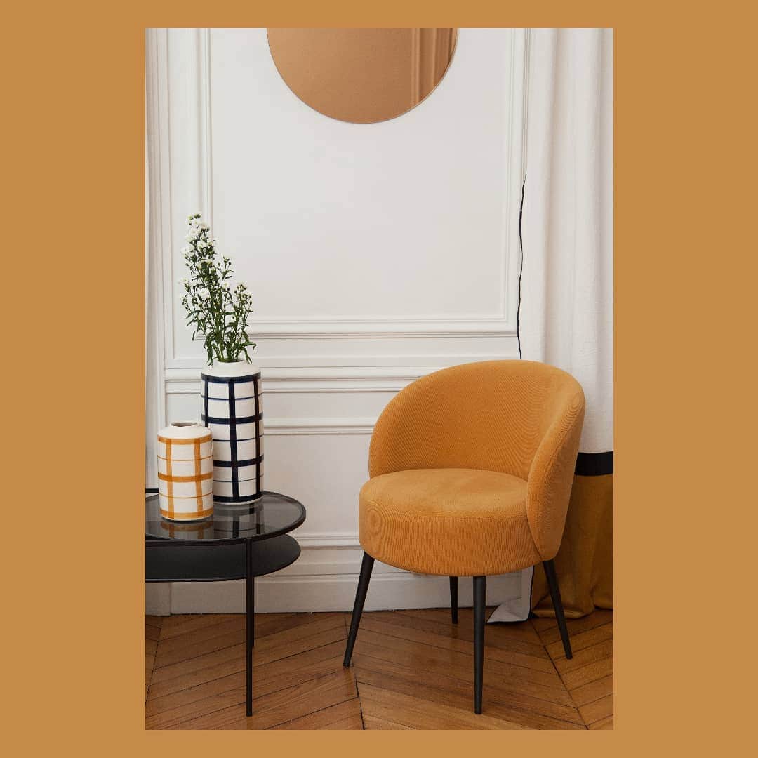 ベンシモンのインスタグラム：「Maison Bensimon 🧡 ​L'univers coloré qui nous fait tous craquer !  ​Vases aux lignes graphiques, miroirs teintés, tables vitrées et canapés aux couleurs acidulées, nos designers vous emmènent dans un univers joyeux et coloré pour plonger dans cette nouvelle année ! ✨  ​Rendez-vous en ligne et dans nos boutiques pour découvrir toute notre collection. (lien dans la bio) ​#bensimon #mode #tennis #decoration #decobensimon #deco #decorationbensimon #bensimondecoration #design #interior」