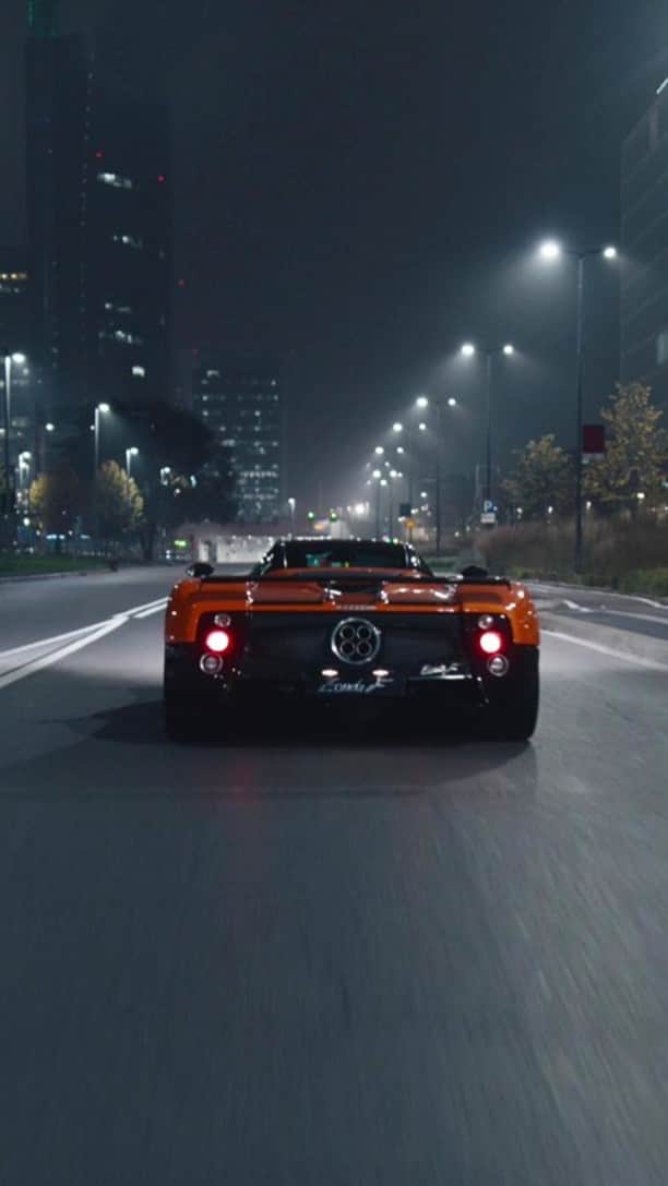 パガーニ・アウトモビリのインスタグラム：「Dreamers are the ones who drive the world forward.  #pagani #pirelli #zonda #zondaf @pirelli」