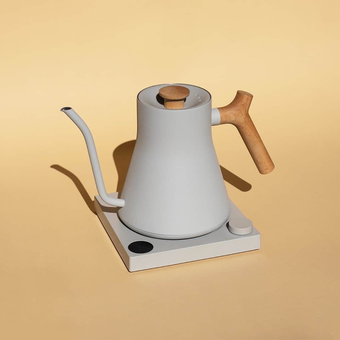 Blue Bottle Coffeeのインスタグラム：「What’s on your list of 2021 coffee goals? How about making even better pour over?⁠ ⁠ Our exclusive version of Fellow’s stunning Stagg EKG electric kettle is an investment piece that will pay you back with countless beautiful mornings. The swan neck and maple handle gives you full and comfortable control over the speed and volume of your pour while the thermometer and stopwatch are controlled by an elegant digital screen and knob.⁠」