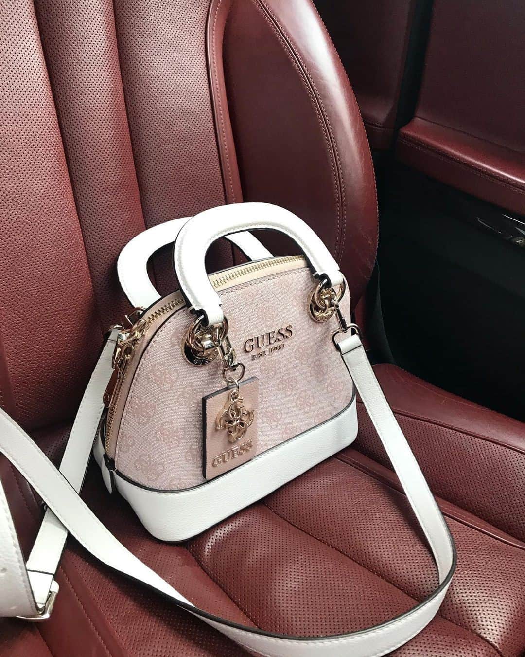 ゲスのインスタグラム：「ride-or-die 👜✨ #GUESSHandbags (📸: @ranaa.ysf)」