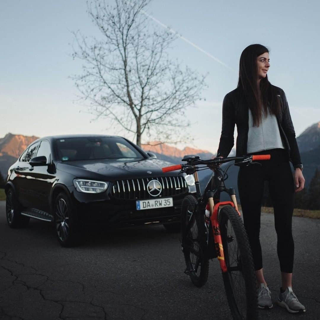 Mercedes AMGさんのインスタグラム写真 - (Mercedes AMGInstagram)「Female strength is diverse – for our AMG brand ambassador and professional mountain biker @riedernadine it is the passion for counting seconds and never giving up her dreams.  #DrivingPerformance #MercedesAMG #AMG」12月30日 2時00分 - mercedesamg