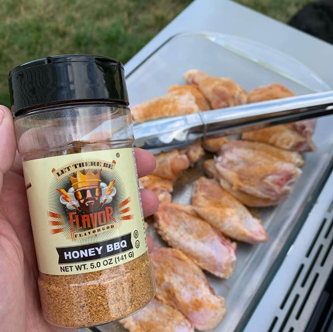 Flavorgod Seasoningsさんのインスタグラム写真 - (Flavorgod SeasoningsInstagram)「$2 Item ON SALE: Honey BBQ Topper⁠ #2DollarTuesday⁠ -⁠ Get yours today!⬇⁠ Click the link in my bio @flavorgod or visit www.flavorgod.com⁠ -⁠ Flavor God Seasonings are:⁠ 💥ZERO CALORIES PER SERVING⁠ 🌿Made Fresh⁠ 🌱GLUTEN FREE⁠ 🔥KETO FRIENDLY⁠ 🥑PALEO FRIENDLY⁠ ☀️KOSHER⁠ 🌊Low salt⁠ ⚡️NO MSG⁠ 🚫NO SOY⁠ 🥛DAIRY FREE *except Ranch ⁠ ⏰Shelf life is 24 months⁠ -⁠ Photo & meal prep by @kyle_younglas⁠ ⁠」12月30日 2時02分 - flavorgod