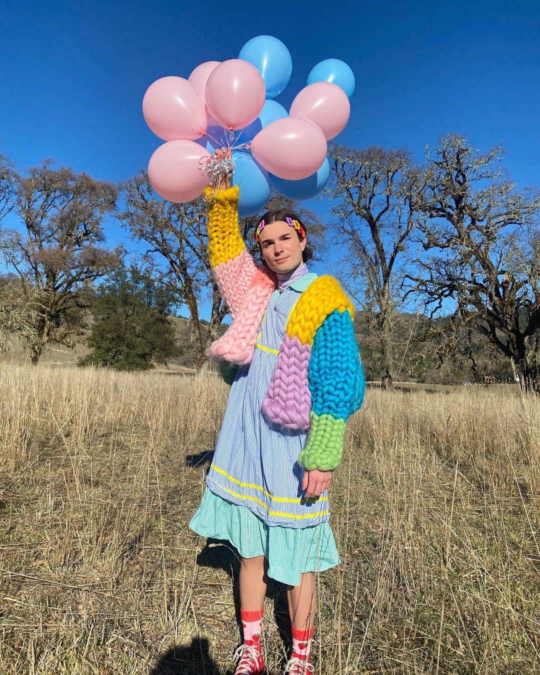 DYLAN MULVANEYのインスタグラム：「Today is my birthday, and what a better way to spend it than sharing some news that is close to my heart. I am non-binary, my pronouns are they/them/their. This newfound gender identity is something I have felt for the past 7 months, but have aligned with for the majority of my life without knowing it was an option. I am finally in a place to tell all of you! It’s still very new and I’m learning and growing every day but I am so happy to be one step closer to my most authentic self. I now know that my femininity is my superpower.  It may take some time adjusting, and don’t be scared to ask me questions or make mistakes! Much love, dylan   #oneofthem #lgbt #queer #gay」