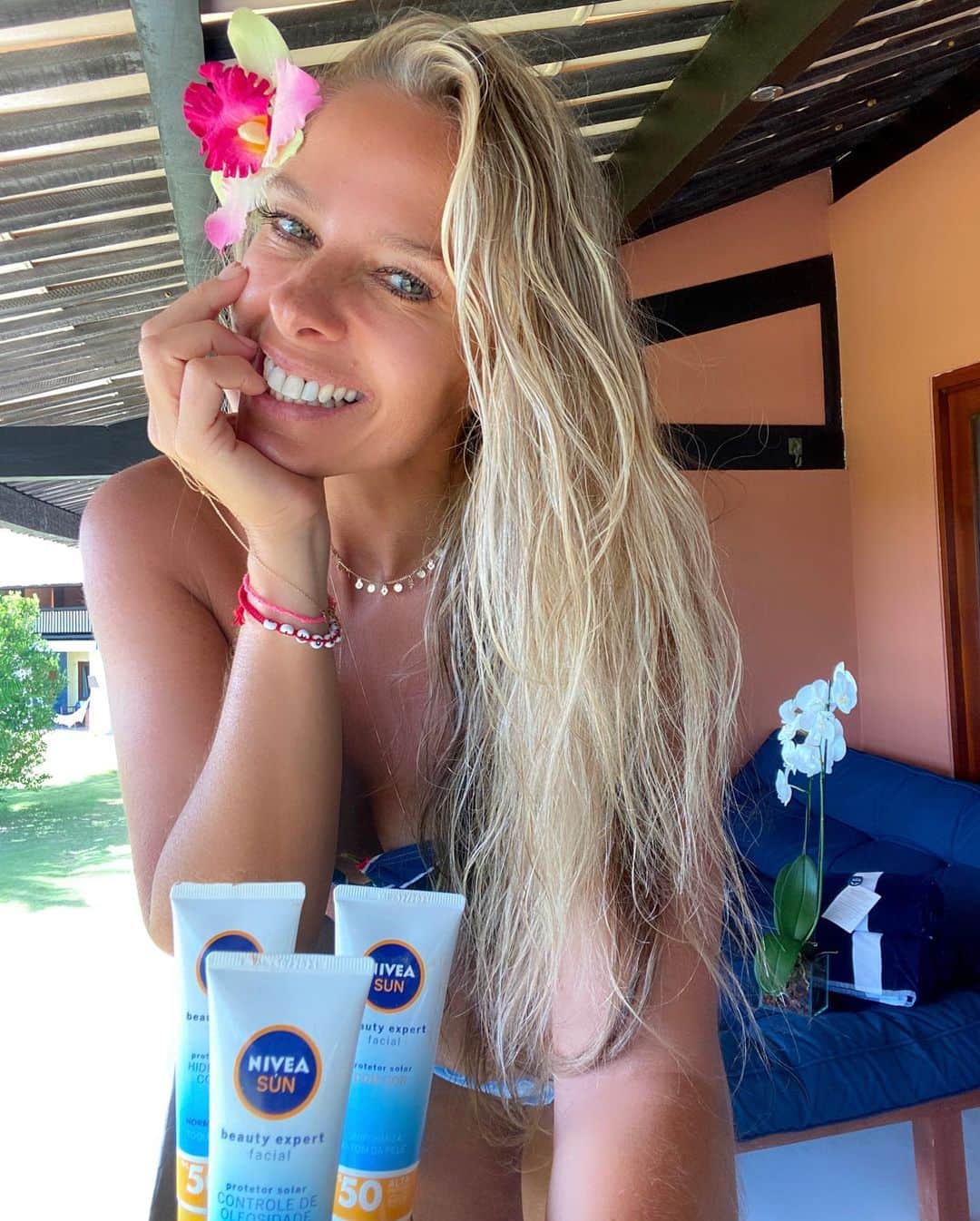 アドリアーネ・ガリステウさんのインスタグラム写真 - (アドリアーネ・ガリステウInstagram)「Meus Amores  o que é ser #SolarmenteLinda pra vocês?  Pra mim, isso é muito mais do que aparência, é uma beleza que vem de dentro. Quando NIVEA SUN BEAUTY EXPERT me fez esse convite pra compartilhar com vocês 2 coisas que me fazem sentir #SolarmenteLinda, eu amei. E as primeiras coisas que veem na minha cabeça são: minha renovação espiritual sempre que medito, que é meu cuidado de dentro para fora; e claro, o cuidado comigo mesma de fora para dentro. E por falar em cuidado, ainda ganhei um kit lindo com esse protetor solar que além de proteger a beleza, cuida da minha pele. Amei porque o que eu tinha já estava no fim e eu adoro porque ele tem uma textura levinha e além de FPS 50 tem também Q10, então ele traz um cuidado além da proteção solar. E vocês, digam aqui nos comentários o que faz vocês se sentirem #SolarmenteLinda  @niveabrasil #publi #ad 💙」12月30日 2時22分 - galisteuoficial