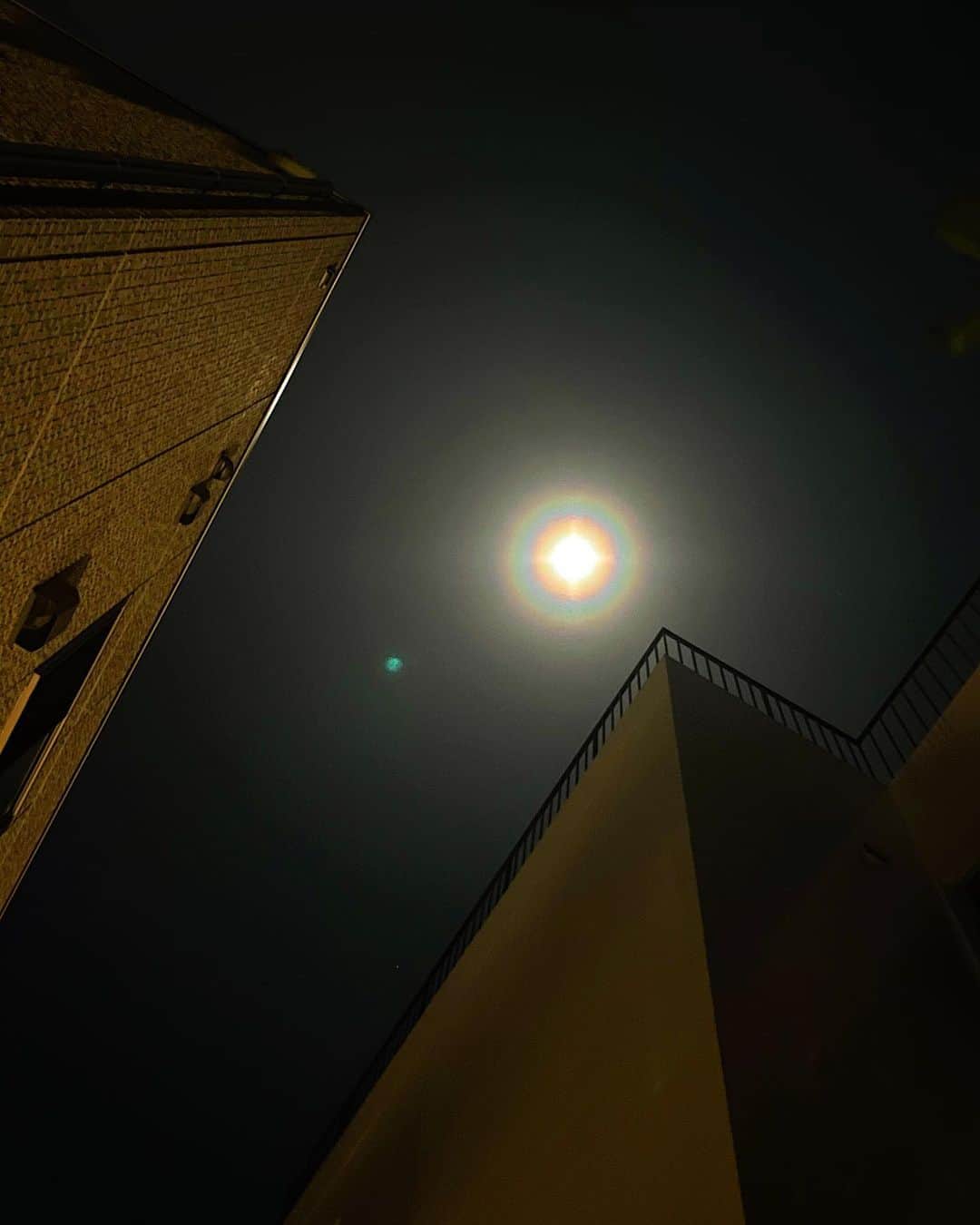 有末麻祐子さんのインスタグラム写真 - (有末麻祐子Instagram)「2020.12.29 月を見たら、なんと！月の周りに虹が🌈こんなの初めて見たから大興奮してしまいしばらく眺めていました。 調べたらハロー現象とは違くて "光環"だそう。 満月に近い状態で、大気中の浮遊微粒子の回折で起きる現象らしい。 見える条件もあって、光源に正対していて、両者の間の空間に微粒子群が浮遊しているという位置関係じゃないと 見えないんだって🙄 パパに電話したら実家の埼玉からはこんなくっきり見えなかったみたい🥲  ただ、"光環"を英語にするとcorona[コロナ]らしく笑(気まずっ笑)なんてこったパンナコッタ💀  でもいい事ありそう！ なのでみんなにもお裾分け🌝🌈 みんなにもいい事ありますように⭐️ #光環」12月30日 2時15分 - mayukoarisue