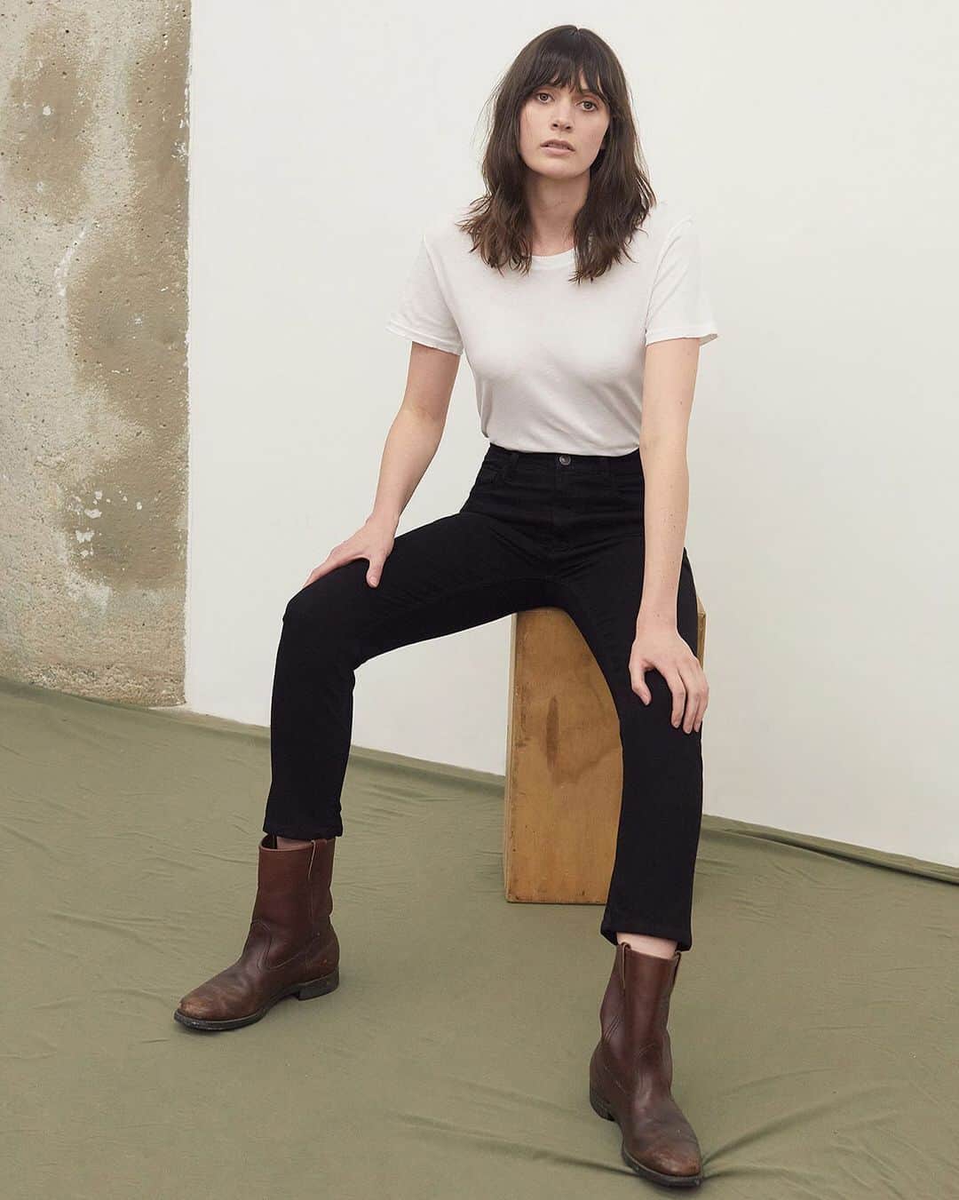 のインスタグラム：「the original cigarette jean is slightly cropped with a straight leg opening and ultra-flattering contoured two-piece waistband – basically the perfect jean for pairing with your favorite vintage tee / discover via the link in our bio  #currentelliott #currentelliottjeans #denim #highwaist #jeans #ceoriginal #fashion」