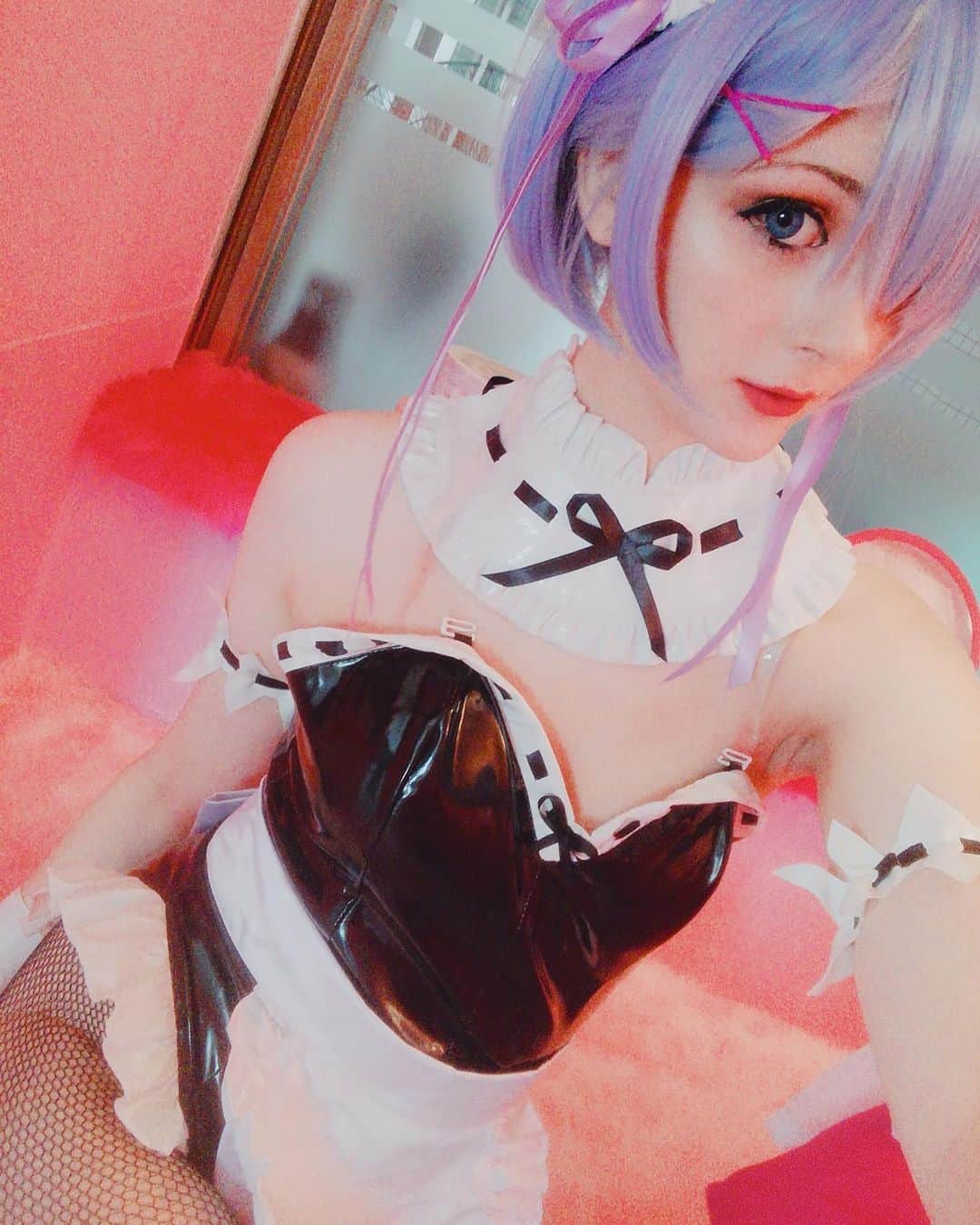 Hirari Ann（ヒラリー アン）のインスタグラム：「Ponpon 💕 comment the last anime you watched below! Should I watch it? ❤️🥰」