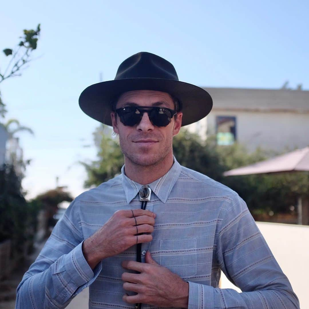 ライアン・ダニエル・ドブソンのインスタグラム：「Let’s talk about matching! My dad let me borrow this awesome bolo tie that his dad had made for him (and each of his 5 brothers). But what’s a bolo tie without a good hat to match (thanks @yellow108) and shirt (secondhand #Allsaints from @poshmark).  . Know what else matches? Every dollar you donate today gets MATCHED 1:1 on my @dressember campaign! Only a few days left of this 31 day challenge to wear a tie everyday to raise funds for 14 anti-trafficking orgs. If you’ve been thinking about chipping in (no matter how small) please do it TODAY! Link in my profile!」