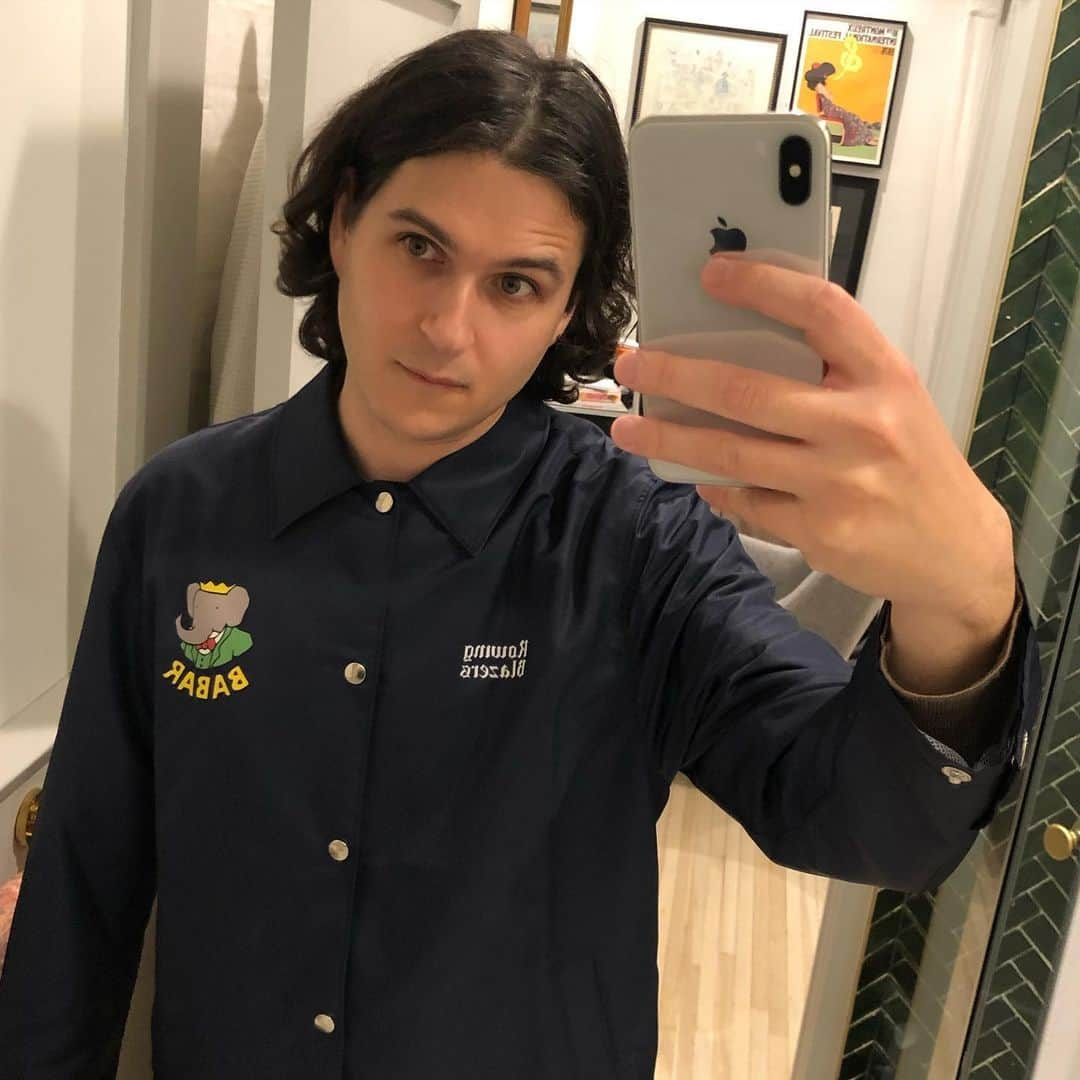 エズラ・クーニグのインスタグラム：「after 8+ years, I finally got an official Babar jacket. Thanks @rowingblazers & thanks to everyone who made bootleg Babar gear over the years 👑 🐘」