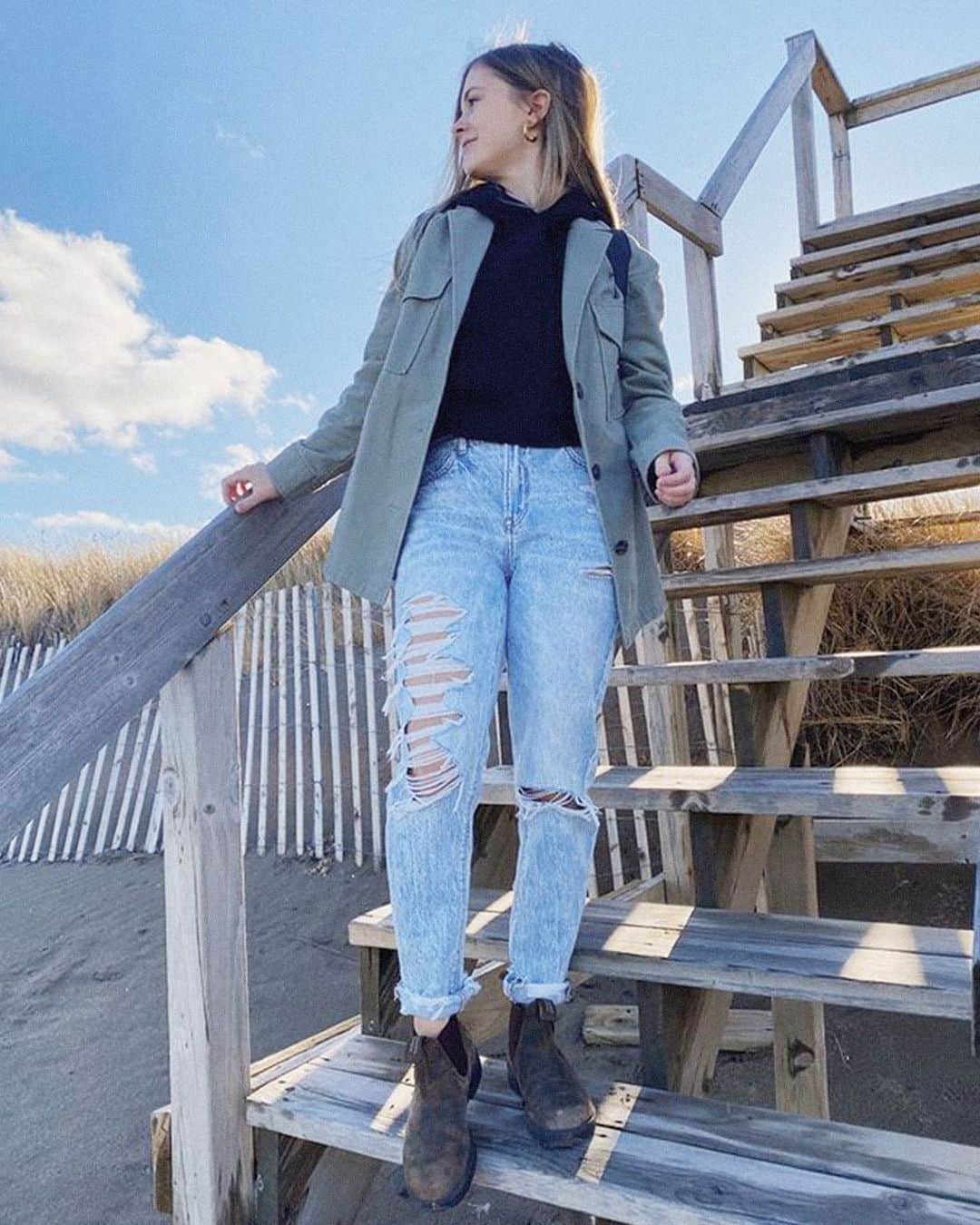 American Eagleのインスタグラム：「@isa_arseneau showing us that Mom jeans are so comfy, you can even wear them to the beach (in December) 🏖」