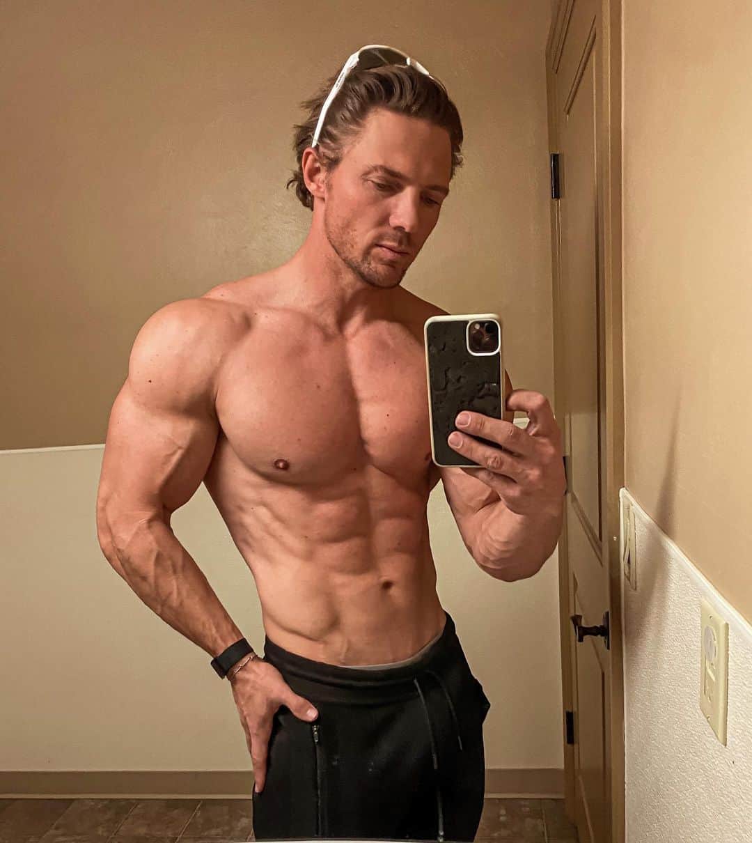 スティーブ・クックのインスタグラム：「Having a goal is so important! Training becomes more purposeful and more enjoyable when working toward something. I always like having a performance goal and a Aesthetics goal. These goals should be somewhat specific, short term with a date set to achieve them by. My performance goal is currently to perform in the top 99 percentile in all military PT test. This includes working on my distance running as well as push-ups sit ups etc. My aesthetics goals are to get under 7% body fat while maintaining as much muscle mass as possible a.k.a. trying not to drop under 210lbs. Once I have set a goal focus on purposeful training. That's where @fitnessculturetraining comes in. Our programs are designed to get you better at a performance school while improving the aesthetics side」