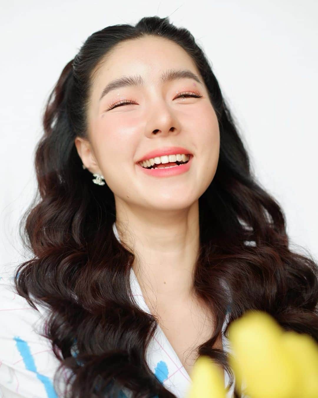 GYEON SEOのインスタグラム：「_* smile for everyone ☺️ . . #ฉากสวยเนอะ 🤣 @minddmakeup  @pong.walker」