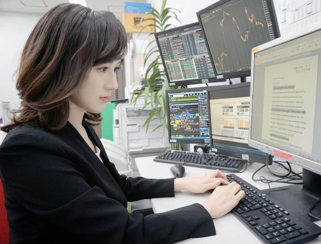 谷中麻里衣のインスタグラム：「Just finished my last day of work in 2020 🌸 Pics are from a couple of years ago when I was doing live reports from the Tokyo Stock Exchange 🥰 Miss writing market scripts every day... especially when stock indices hit records!  仕事納めしてきました😊 写真とは関係なく、今日はゴーグルつけてVRの世界をリポートしたり英語インタビューしたり✨ 2021年もお仕事頑張ります💕  #麻里衣取材記録」