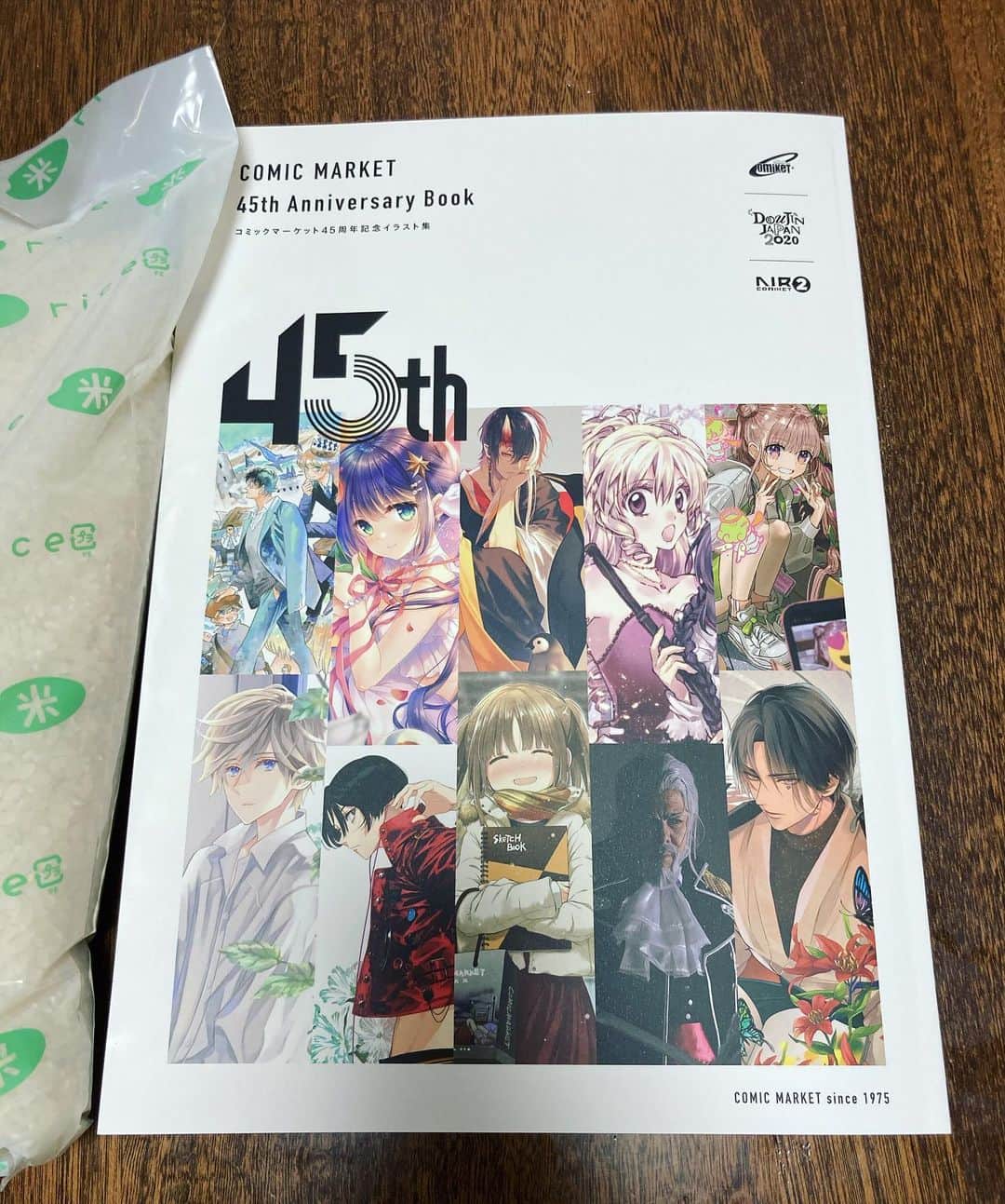 久保ミツロウのインスタグラム：「発売中のコミックマーケット45周年記念イラスト集にコラム的1ページを寄稿しております。内容は20年以上前、漫画家デビュー前の話です。全ページフルカラー印刷で他の作家さんがめちゃくちゃ綺麗…な中、文字ばかりで本当にすいません。この機会を逃すと一生どこにも書かなそうな話を書けたので、それは有り難かったです。 最近の食べたものは色々豪華です。 今日は花屋で花買って、米屋で精米したての米を買いました。」