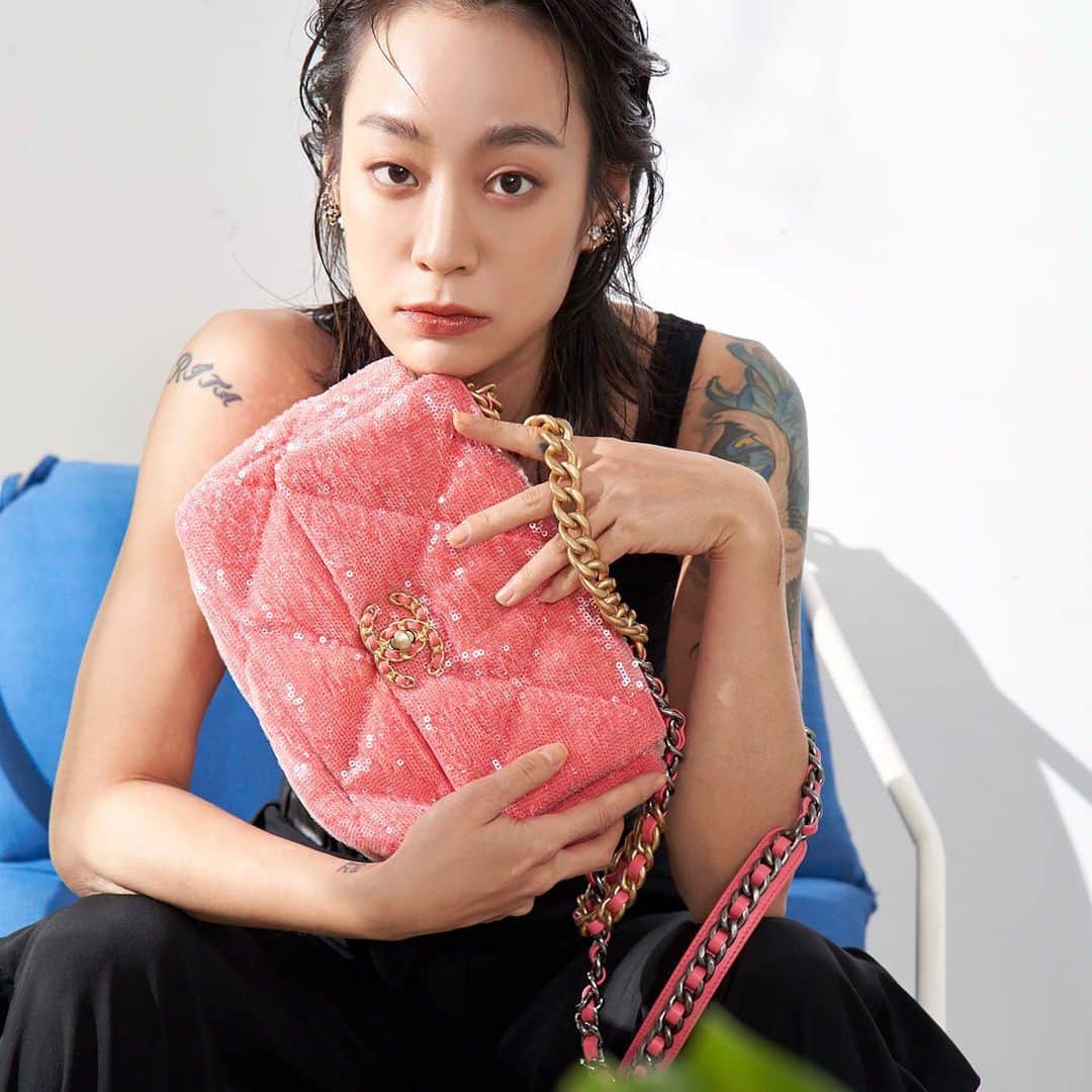Vogue Taiwan Officialさんのインスタグラム写真 - (Vogue Taiwan OfficialInstagram)「#voguecreative  受到眾女星與小香迷熱愛的CHANEL 19包，以最經典的元素加以創新和融合，在新系列裡增添了更多材質上的變化，閃耀奪目的亮片元素、高質感的皮革滾邊、菱格紋與流蘇拼接讓人驚艷，彷彿是人魚公主的絕美配色，帶出海洋的氣息與愜意氛圍。  #CHANELCruise #HandbagCHANEL19  ✒️ #princessA」12月29日 17時46分 - voguetaiwan