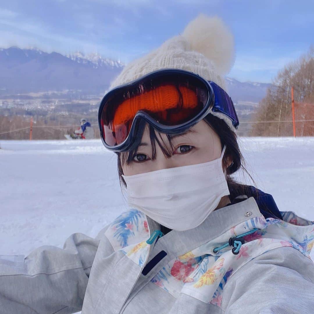 manamisotayutaさんのインスタグラム写真 - (manamisotayutaInstagram)「昨日仕事納めで、今日からお休み〜♪ 今日はこどもたちとスノボ&スキー⛷ 兄さんたちは初めてスキー検定も受けて、無事合格💮 娘もターンも上手にできるようになったよ✨ ぁぁ楽しかった♡  ・ 〻𝕔𝕠𝕣𝕕𝕚𝕟𝕒𝕥𝕖〻 お気に入りのざっくりゆるニットは @ladiesfashion.kandk  #kandk_style  ・ ・ bag @cachecache__official  このトート休日のお出かけにぴったり♪ ベージュがどんなコーデにも合う♡  クーポンコード manami で10%offになるよ✨  ・ boots @sorotto_shoes  @sorotto_ladys  ・ pants @uniqlo  @uniqlo_ginza  #ウルトラストレッチジーンズ  ＊ ＊ ＊ #ざっくりニット #ロングブーツ  #ユニクロ#ユニクロコーデ #プチプラコーデ#大人女子コーデ#locari#uniqlo  #ママコーデ#プチプラ#mamagirl#アラフォーコーデ  #ponte_fashion  #mineby3mootd」12月29日 17時38分 - manamisotayuta