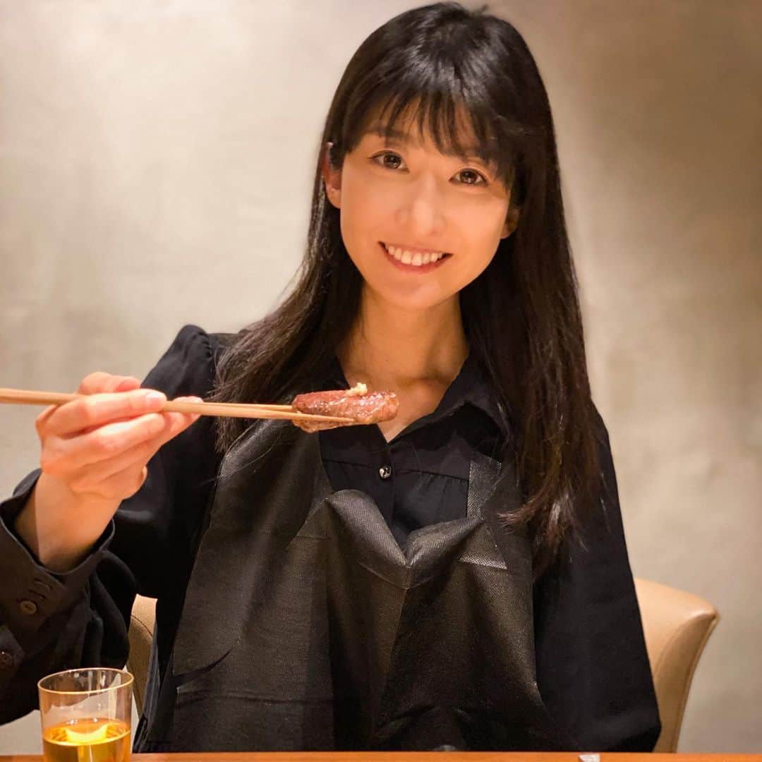 のインスタグラム：「ꕥ .𝕌𝕊ℍ𝕀𝔾𝕆ℝ𝕆 𝙾𝚖𝚘𝚝𝚎𝚜𝚊𝚗𝚍𝚘🥩🍷① 新しくオープンした 焼肉うしごろ表参道店へ♡ @ushigoro_yakiniku  前々から予約していて 子供たち楽しみにしていたお食事🍽 幸せすぎる忘年会になりました( › ·̮ ‹ )♬ . 今回いただいたのは 【表参道限定”極み”コース】で ★マークが表参道店でしか食べられない 限定メニューです⸜(๑⃙⃘'ᵕ'๑⃙⃘)⸝⋆︎* . ★ Bouquet de carpaccio 和牛カルパッチョのブーケ たっぷりチーズのシーザードレッシング バラのブーケに見立てたお肉が可愛くて💐 とっても華やかで出てきた瞬間テンションUP♡ ★ずわい蟹のクリームコロッケ カラスミ添え とっても贅沢にたっぷりとカラスミのかかった 濃厚なズワイガニのコロッケ🦀 口にした瞬間声が漏れました🤤笑 ★厳選和牛のタルタルユッケ イタリアの揚げパン"ニョッコフリット”と共に 上にキラキラ輝くキャビアが乗ったタルタルユッケ。 混ぜ混ぜして揚げパンに乗せていただきます。 肉の旨味がすごい。 ■極みのタン もう最高♡ ここの極みのタン、どこよりも好きです♡ ■厳選厚切りハラミ 目の前ですり下ろしたての山葵を載せていただきます😋上品なお味のハラミ大好き( ˘͈ ᵕ ˘͈ ) . ■厳選赤身の焼きしゃぶ リブシンをさぁっと炙っていただきます。 このタレがまた良くて さらっとお口の中でなくなってしまいました🤤 . ■本日のスープ 食通に大人気のここのコムタンスープ。 飲みたかったから出てきてめちゃくちゃうれしかったぁ♡絶対これ一度は飲んでみて❣️ . . 写真がフォトジェニックすぎて ぜひ見て欲しいので投稿2つに分けまーす( ∗︎°⌓︎°∗︎ )♡︎ 次はまたすごいの出るよっ❣️❣️❣️ . . .  #かおgourmet #うしごろ #ushigoro  #ushigorobambina #ushigorokan #焼肉」