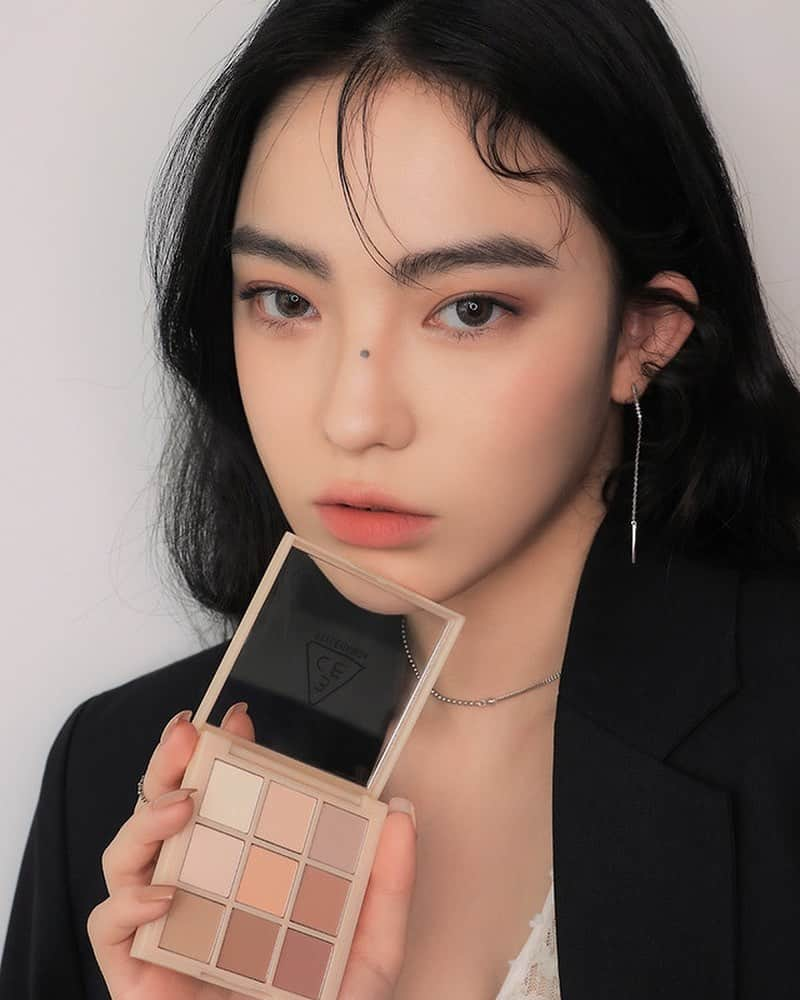 Official STYLENANDAのインスタグラム：「눈가에 그윽한 분위기가 스며드는 9가지 컬러의 매트 섀도우🤎 - Calm and lively Eye Makeup! 3CE MULTI EYE COLOR PALETTE #DEAR NUDE  #stylenanda #3ce」