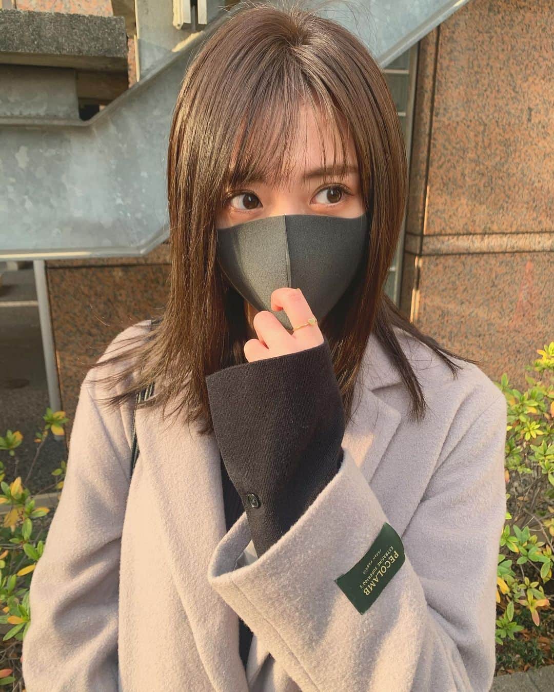 川上ジュリアのインスタグラム：「久々に根元から髪色綺麗になりました〜🙆🏻‍♀️✨✨ 夕陽に当たると1枚目で普段は2枚目くらいかな〜？☺️ 完全無計画でクリスマスにお邪魔して @aula_diva さんのおかげで無事ノリノリで帰りました！ 髪も整えてもらって綺麗すっきり気持ちが良い年越しを迎えられそう🥺 今年も大変お世話になりました！！ @quown_hair ありがとうございます🙇🏻‍♀️ #この指輪はなんとみーちゃんから貰って最高嬉しいお気に入り #毎日付けてるからインスタ更新する度にみちゃの匂わせになるシステム #ハピネス！」