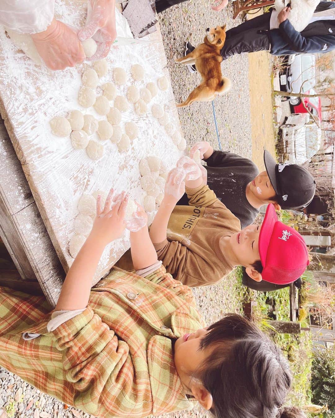 スザンヌさんのインスタグラム写真 - (スザンヌInstagram)「毎年恒例の﻿ #お餅つき　in #懐水集　⚪️﻿ @kaisuishu ﻿ ﻿ ポカポカ陽気で優しく心地いい空気の中の﻿ お餅つきはほんっとに幸せ。﻿ ﻿ 息子はお餅つき6年目。﻿ ずいぶん上手になった☺️﻿ ﻿ お餅8個食べて、お昼ごはんは食べられなかったね😂﻿ お腹が、もちもちしいって言ってて、﻿ なんかわかるし愛しい。笑笑﻿ ﻿ 最後はおもち🐶とお餅⚪️﻿ ここは癒ししかないなぁ。﻿ ﻿ 今年も懐水集のみなさん﻿ 福本家のみなさんほんっとにお世話になりました☺️💕  #ぷーさんのおにぎりも食べ納め」12月29日 17時41分 - suzanneeee1028