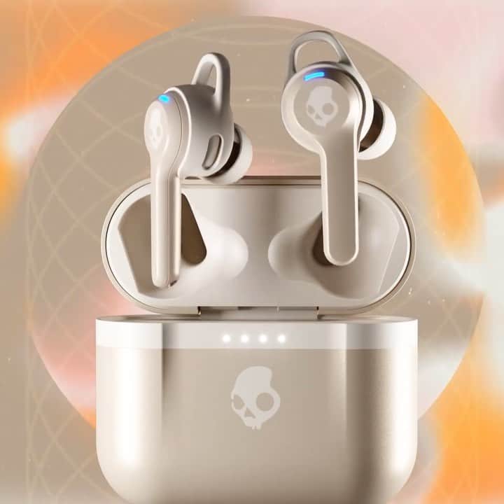 Skullcandy Japanのインスタグラム：「最も過酷な年を戦い抜いたあなた💀  自分へのご褒美に限定版のIndy Evoセットをプレゼントしてみては！？  今年最後の限定版Indy Evo シャンパンゴールドはブルックリンを拠点とするアーティスト @spencergab が描いたアートが購入特典です✨  詳しくはタップ先にて💀🥂✨  #FeelCentered #FeelSkullcandy #スカルキャンディー」