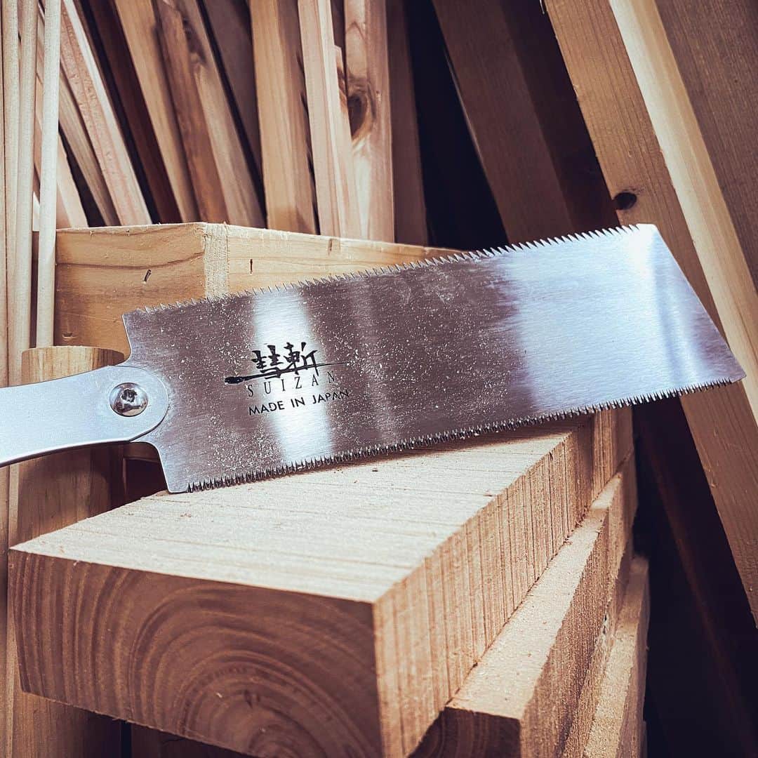 のインスタグラム：「9-1/2″ Ryoba (Double Edge)  #suizan #japanesesaw #japanesesaws #japanesetool #japanesetools #japaneseplane #craftman #craftmanship #pullsaw #dovetail #dovetailsaw #handsaw #woodwork #woodworker #woodworkers #woodworking #woodworkingtools #furnitureworkshop #furnituredesign #furnituremakeover #furnituremaker #suizanjapan」