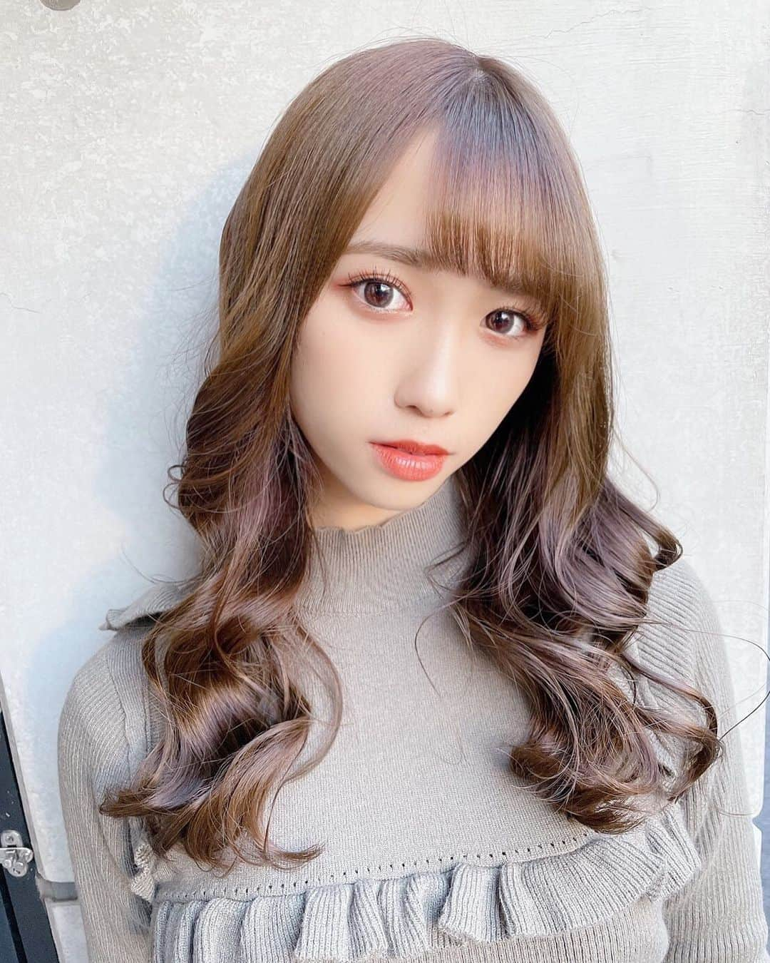 山本瑠香のインスタグラム：「美容室納めしてきました💇🏼‍♀️🌙🤍  オリーブ系のカラーに🍃 トリートメントもしてツゥルンツゥルンになりました✨笑 . . 使用してるカラコン👀 →ｴﾊﾞｰｶﾗｰﾜﾝﾃﾞｰﾅﾁｭﾗﾙ/ｽﾑｰｽｺｰﾗﾙ  MOJコンタクトはただ今SALE中です💎 2020年最後の歳末感謝祭SALE  明日の30日(水) までです‼︎ぜひぜひ✨ . . #ヘアカラー #ヘアスタイル #オリーブベージュ #ロングヘア #巻き髪 #カラコン #カラコンレポ #エバーカラーワンデー #mojコンタクト #西宮 #西宮北口」