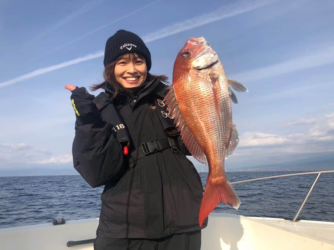 佐野伶莉のインスタグラム：「_ 初めてのタイラバ！🐟 まさかの鯛が…釣れました！！しかも立派な鯛！ これがビギナーズラックというものなのでしょうか😶笑 海気持ち良かったし、楽しかったぁ、、！ #タイラバ#釣りガール #真鯛#海釣りは2回目#帽子だけゴルフ仕様」