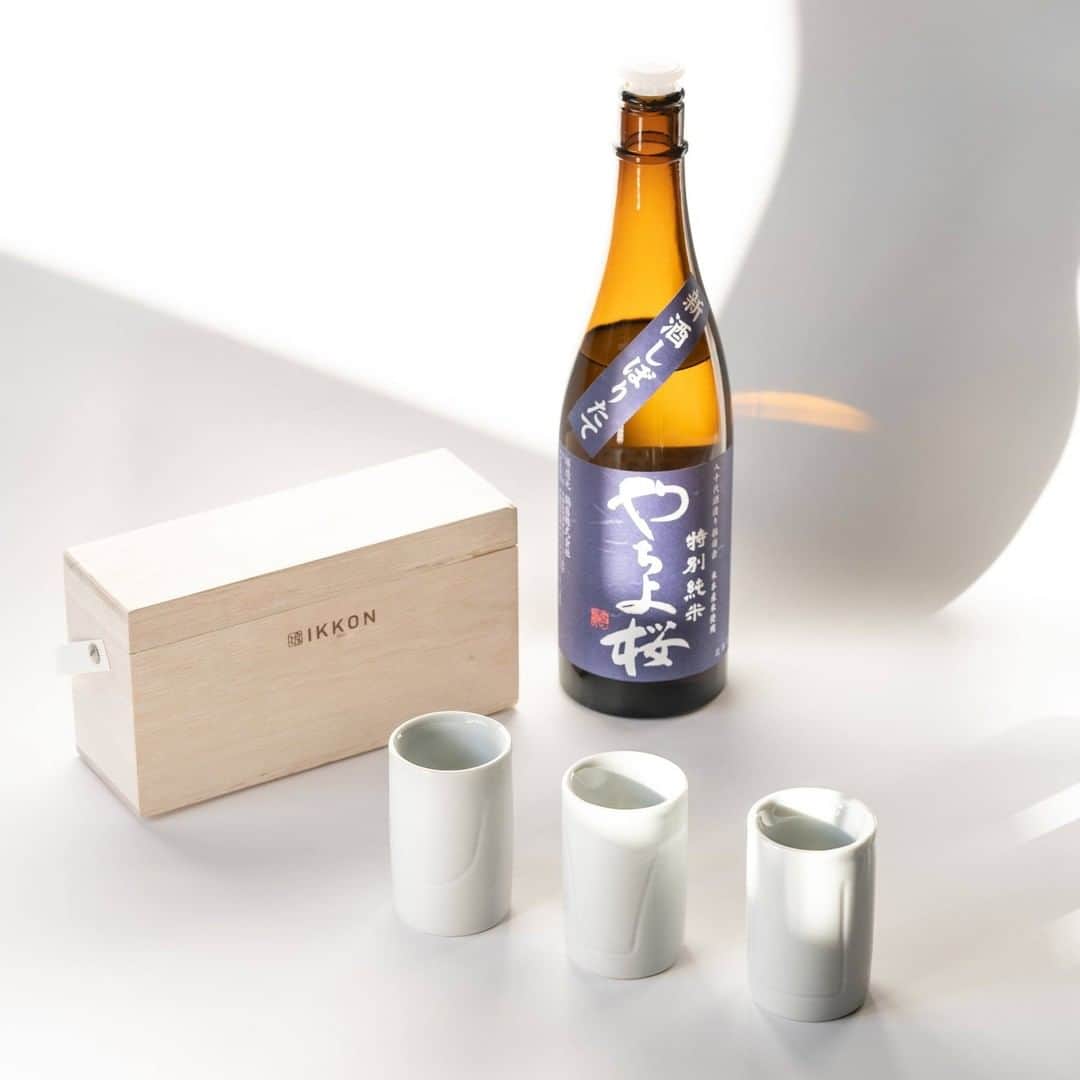 のインスタグラム：「. 【IKKONで日本酒飲み比べ】  今回飲み比べた日本酒は 【やちよ桜　新酒しぼりたて】 千葉県の鍋店株式会社で造られたお酒。 甘くフルーティで、味がすっと消えていく 爽やかさが印象的です♪  ◎Round﻿ 甘みを良く感じられる ﻿ ◎Straight﻿ 甘みを長く感じられ、 後味にお米の旨みを感じられる ﻿ ◎Narrow﻿ ﻿甘さに加えて辛さを感じられる  ﻿ このように1本の日本酒で、 3種類の味わい方ができるのがIKKONです。﻿  是非お気に入りの日本酒で 試してみてくださいね！  詳細は【@ikkon.life】 プロフィールリンクから。  ------------------------------------------- 【IKKONとは】 IKKONとは3種の味わい方が 楽しめるぐい呑みです。  二重焼という大堀相馬焼の特徴と、 その内側の形状を工夫することにより 空気との関わり方が変化。 それによりお酒の味の深みや風味を 楽しみ尽くすことができます。  それぞれの特徴を紹介します。  Round フルーティーな優しい 甘味を味わう  Straight 複雑な味わいをしっかりと 十分に味わう  Narrow 飲む過程で起きる 変化を味わう -------------------------------------------  #ikkon #一献 #飲み比べ #呑み比べ  #日本酒飲み比べ #日本酒好き #酒スタグラム  #ポン酒 #sakelover #ポン酒ダグラム  #酒スタグラム #ポン酒タグラム #日本酒部  #日本酒が好き #日本酒らぶ #日本酒で乾杯  #日本酒飲もう #日本酒好きとつながりたい  #日本酒飲みたい #利酒  #酒器 #酒器セット #日本酒好きな人と繋がりたい #日本酒女子  #日本酒大好き #ponshutagram #sakestagram #千葉県のお酒 #新酒しぼりたて #日本酒」