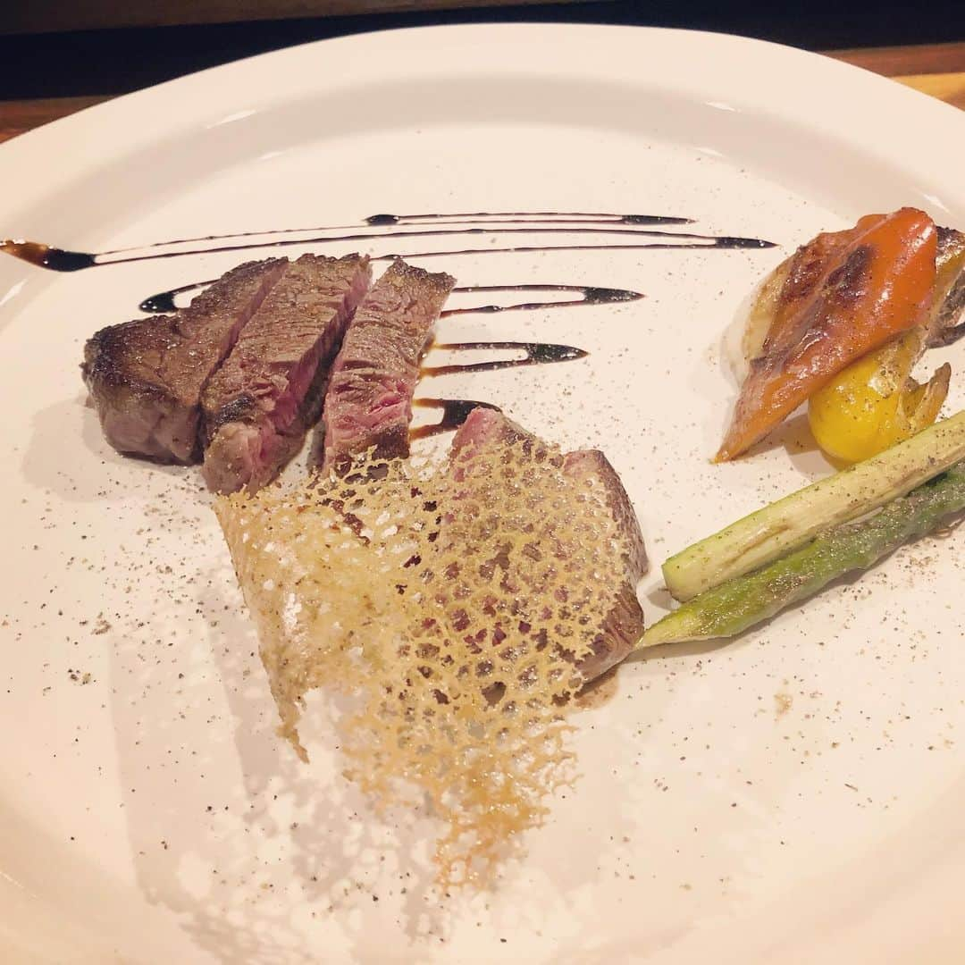 JOJO（ものまね）さんのインスタグラム写真 - (JOJO（ものまね）Instagram)「年末はヒレ肉さん🍖 1人ひと皿❤ . ご馳走様でした☆。.:＊・゜ . #jujuのそっくりさんjojo #お肉 #肉 #にく ニクぅぅ〜😆👍✨#肉食 #肉肉肉 #肉うまい #肉大好き #肉好き女子 #肉スタグラム #肉食系女子 #肉食女子 #肉食系 😋✨#牛さんありがとう 🐮🐄🐂🐃🐮✨#🐮 #🐄 #niku  #nikustagram #meat #meatlover 🍖💗#グルメ #グルメ女子 #グルメ好きな人と繋がりたい 💕#食スタグラム #焼肉好きな人と繋がりたい ❤️#お肉大好き ぃ〜💕😆💕 #お肉最高 #お肉好きな人と繋がりたい (*´꒳`*)💕#ヒレ肉 #ヒレ 🍖」12月29日 17時51分 - jojo_monomane