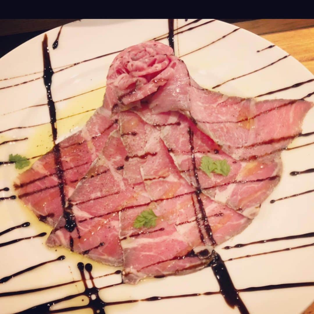 JOJO（ものまね）さんのインスタグラム写真 - (JOJO（ものまね）Instagram)「年末はヒレ肉さん🍖 1人ひと皿❤ . ご馳走様でした☆。.:＊・゜ . #jujuのそっくりさんjojo #お肉 #肉 #にく ニクぅぅ〜😆👍✨#肉食 #肉肉肉 #肉うまい #肉大好き #肉好き女子 #肉スタグラム #肉食系女子 #肉食女子 #肉食系 😋✨#牛さんありがとう 🐮🐄🐂🐃🐮✨#🐮 #🐄 #niku  #nikustagram #meat #meatlover 🍖💗#グルメ #グルメ女子 #グルメ好きな人と繋がりたい 💕#食スタグラム #焼肉好きな人と繋がりたい ❤️#お肉大好き ぃ〜💕😆💕 #お肉最高 #お肉好きな人と繋がりたい (*´꒳`*)💕#ヒレ肉 #ヒレ 🍖」12月29日 17時51分 - jojo_monomane