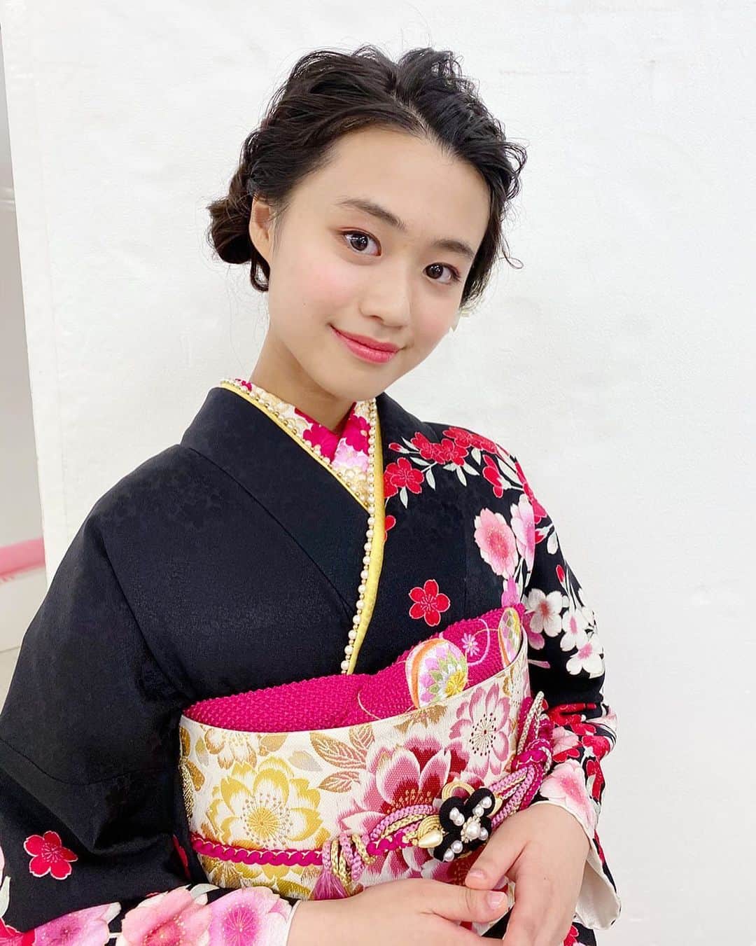 多田成美のインスタグラム：「. ジョイフル恵利さんのカタログに載せて頂いています💐 素敵な振袖を着させて頂き、とても嬉しいです❤︎ ウェブサイトの方にも登場しています。是非チェックして下さい😊  #振袖　 #ジョイフル恵利　さん」