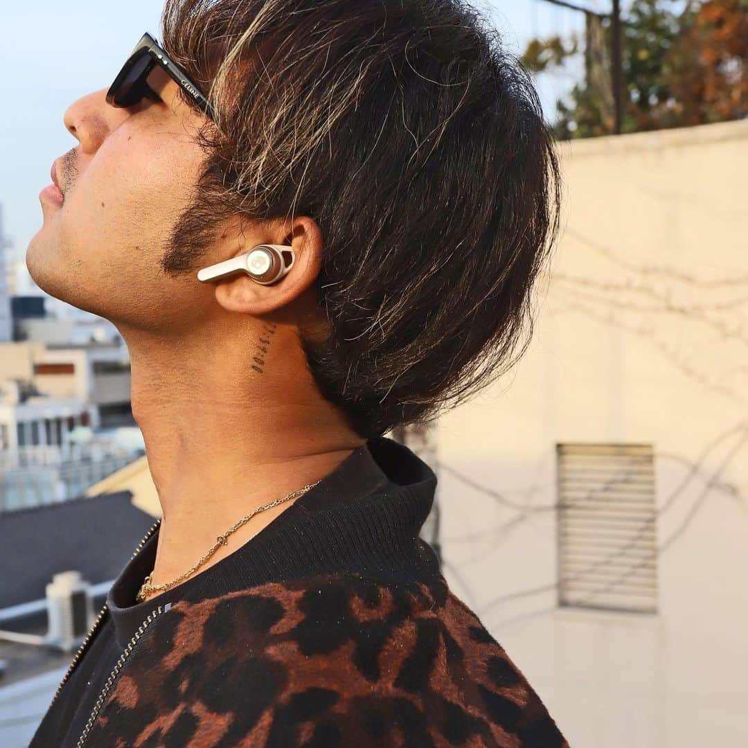 Skullcandy Japanのインスタグラム：「プロサーファーでSkullcandyアンバサダー @masatoyukawa も愛用決定のIndy Evoシャンパンゴールド🥂✨  イヤホンもお洒落に最高の音質で音楽を楽しもう✨🥂  #FeelCentered #FeelSkullcandy #スカルキャンディー #イヤホン #完全ワイヤレスイヤホン #湯川正人」