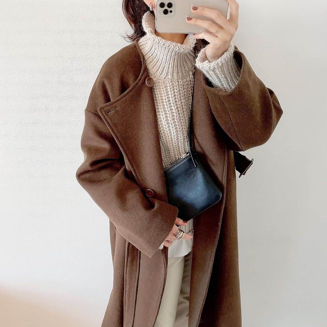 emi0830emiさんのインスタグラム写真 - (emi0830emiInstagram)「2020.12.29 先日の服☺︎ ホワイトコーデにお気に入りのコート🐻  みんな大掃除頑張ってるのかな…👀 わたくしやる気スイッチが全然入りません🥸 そもそもスイッチが見当たりません😇←  ポテチ片手にお笑い観ながらぬくぬくゴロゴロは年末の醍醐味…ですよね？🤝🥺(賛同待ち)  * * * * * #handm#uniqlo#zara#celine#エイチアンドエム#ユニクロ#ザラ#セリーヌ#タートルネック#大人カジュアルコーデ#きれいめカジュアル」12月29日 17時57分 - emi0830emi