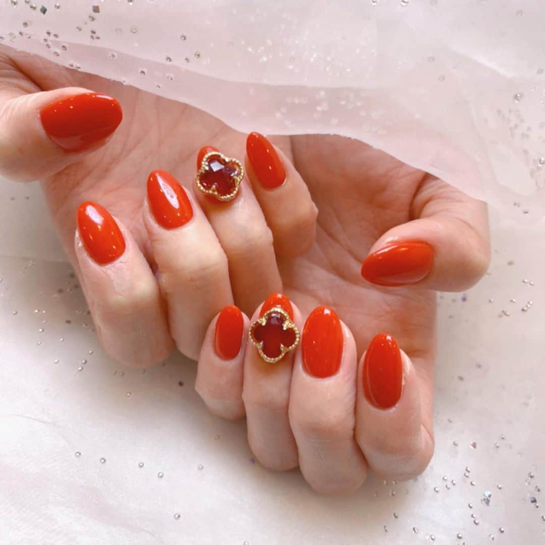 のインスタグラム：「かわいい❤ しばらくお仕事ないから派手にしてもらったよ！  #ネイル #ネイルデザイン #red #クローバーネイル #nails」