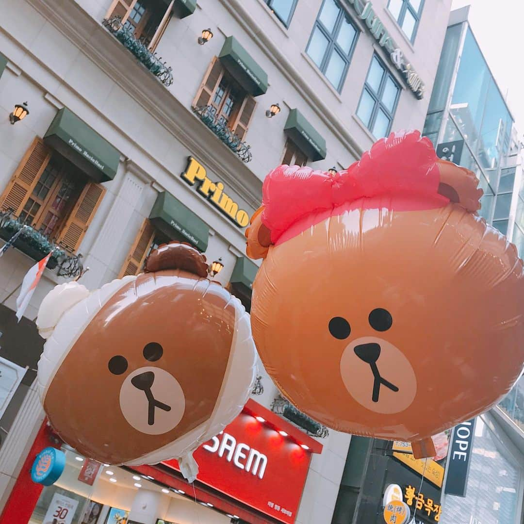 三村遙佳のインスタグラム：「かわいい🐻❤️  ブラウン🐻と、チョコ🐻🎀 の風船です〜🎈  早くコロナいなくなれ~~~  #韓国　#한국　#明洞　#명동 #관광 #쇼핑 #귀여워 #브라운 #초코 #풍선」