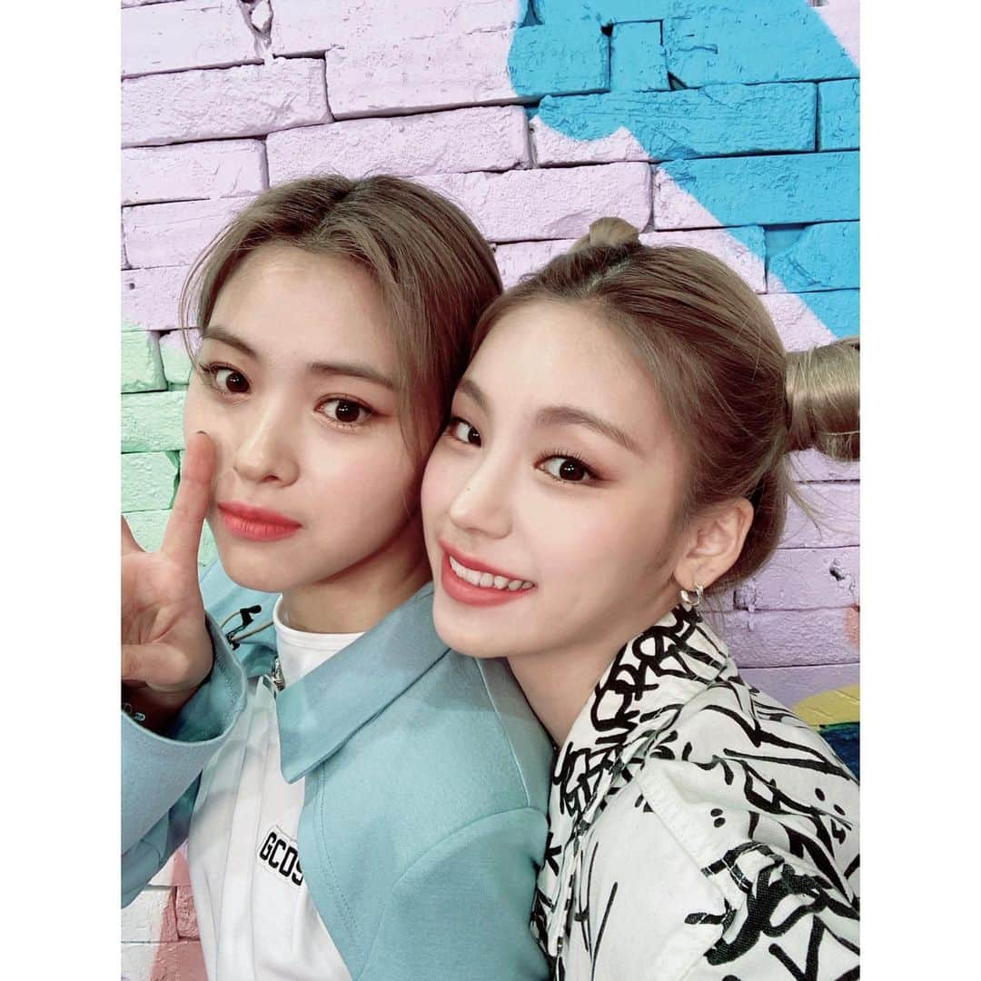 ITZYさんのインスタグラム写真 - (ITZYInstagram)「#2TZY #🔔」12月29日 18時00分 - itzy.all.in.us