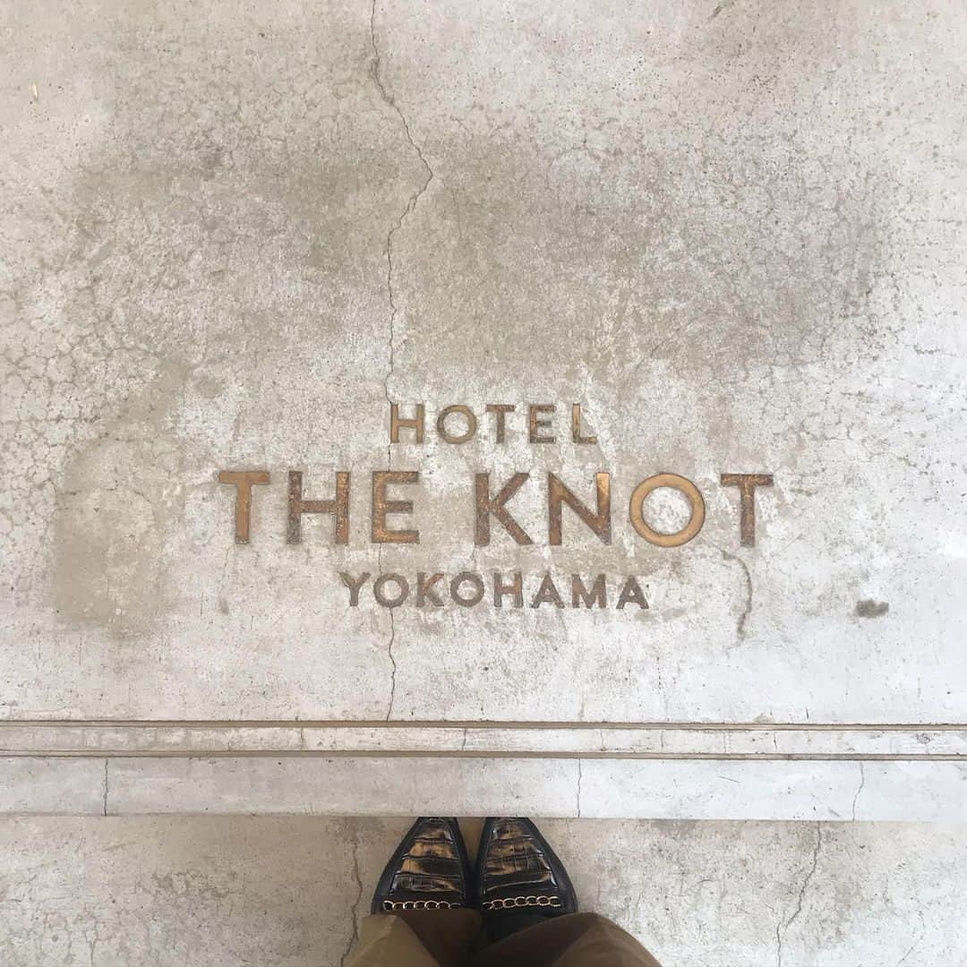 RiLiさんのインスタグラム写真 - (RiLiInstagram)「横浜のおしゃれホテル🩰【HOTEL the KNOT Yokohama】🚢⁣ ......⁣ 神奈川県横浜市にある【HOTEL the KNOT Yokohama（ホテルザノットヨコハマ）】🏨横浜駅から徒歩3分という立地のよさとリーズナブルな価格で女子会にもぴったりなホテルなの🤎⁣ 客船のキャビンをイメージしたお部屋は家具にまでこだわりが詰まった素敵空間🚢✨お部屋の中でも旅の気分を味わうことができるよ❕⁣ ⁣ ホテル内はお部屋だけでなくエントランスやロビーまでどこを撮ってもおしゃれなんだとか・・💭個性的なホテルで非日常な時間を過ごしてみてね🙊⁣ ⁣ ※注意※⁣ 外出の際はマスクの着用、人との距離を保つなどの感染対策を心がけ⁣ 帰宅時はしっかり手洗い・うがいを行いましょう。⁣ またご紹介した店舗の営業時間等が⁣ 変更されている場合がございます。ご注意ください。⁣ ❣❣❣❣❣⁣ サイトやSNSで掲載させていただくお写真募集中😘📸⁣ かわいいコーデやアイテム、注目スポットなどが撮れたら、ハッシュタグ→#rili_tokyo  を付けて投稿❗⁣ ．⁣ Special Thanks💋 Photo by⁣ @mikanchan_1234⁣ @ame___02⁣ @uemami⁣ @_hachaan⁣ @takamaruu⁣ @i_____m________i⁣ @reina_maria1126⁣ @omi.mi_⁣ @s__prin_g7⁣ .⁣ #HOTEL the KNOT Yokohama #ホテルザノットヨコハマ #神奈川ホテル #横浜ホテル #神奈川スポット #横浜スポット #女子会 #バースデーサプライズ #お泊まり #旅行 #横浜デート #rili_tokyo #おしゃれさんと繋がりたい #お洒落さんと繋がりたい #ファッション #패션스타그램 #ootd #outfit」12月29日 18時01分 - rili.tokyo