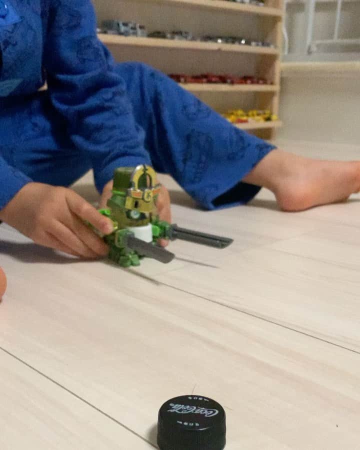 のインスタグラム：「ペットボトルのフタを飛ばす玩具のボトルマンが楽しい✨ 人気でなかなか手に入らないのでようやく手に入れ、遊んだが俺も楽しい(^_^) 息子も的当てにハマっている。  #ボトルマン #子育て #育児 #4歳2ヶ月」